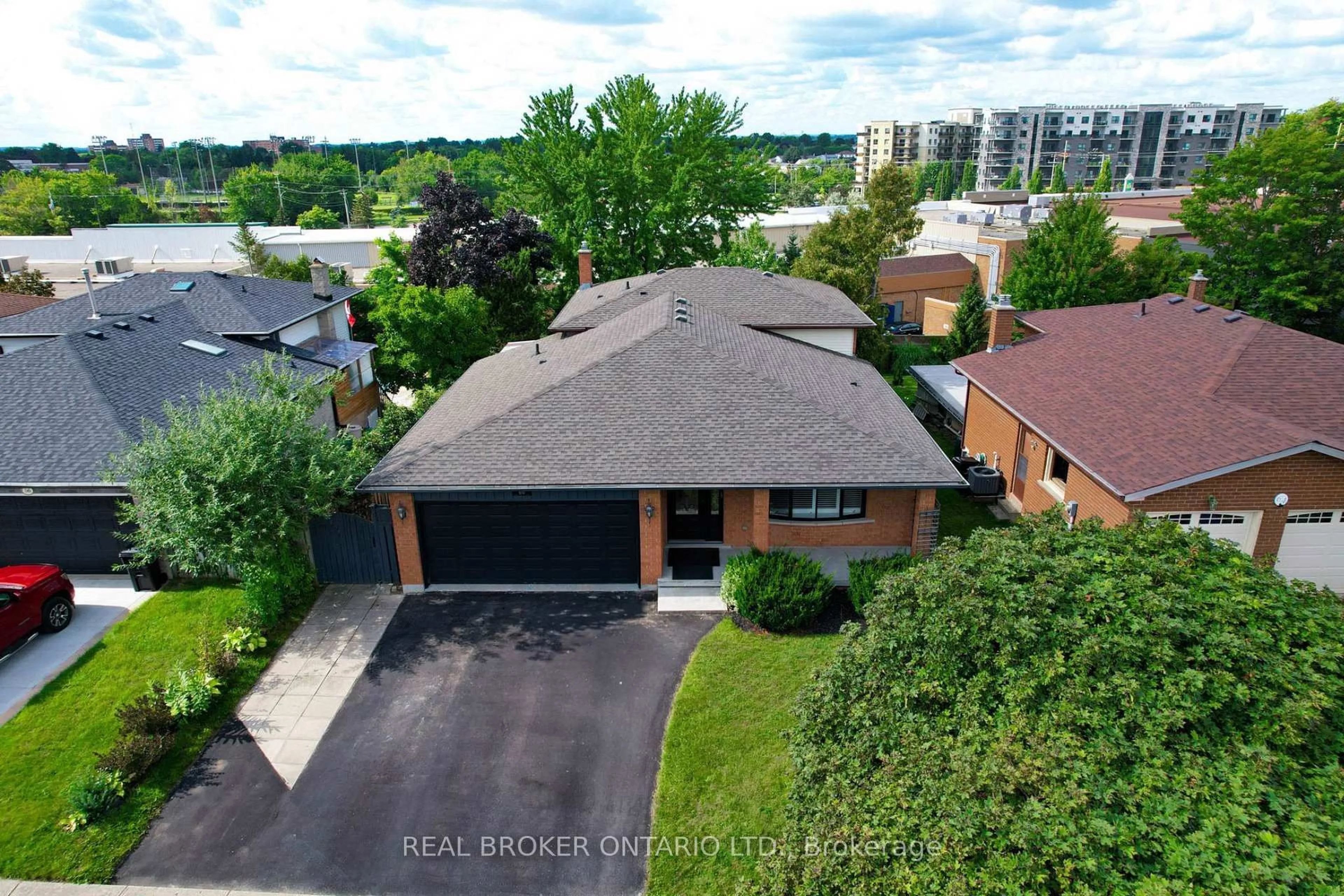 A pic from outside/outdoor area/front of a property/back of a property/a pic from drone, street for 60 Ebydale Dr, Kitchener Ontario N2A 3N8