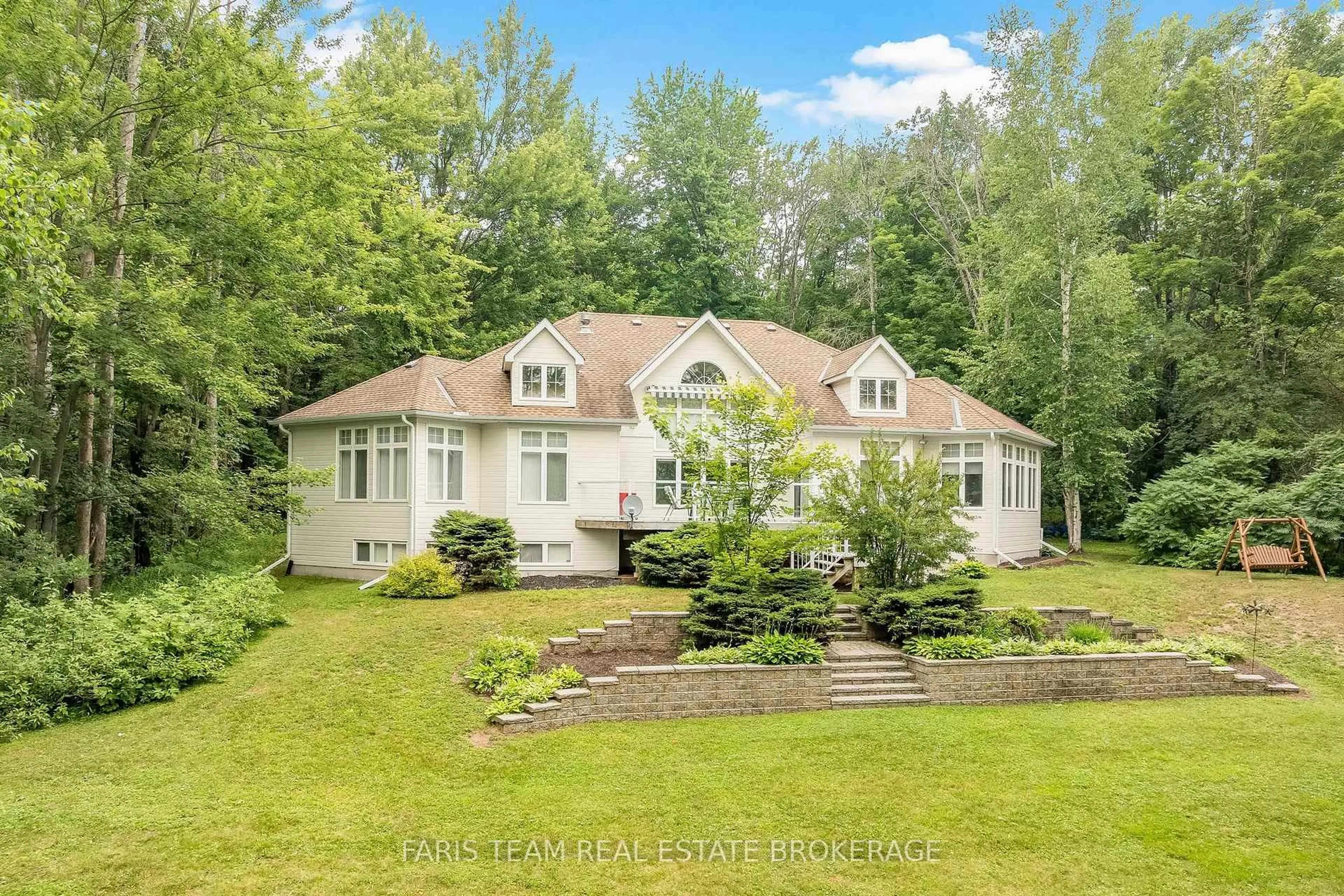 A pic from outside/outdoor area/front of a property/back of a property/a pic from drone, unknown for 1037 Rockcastle Rd, Gravenhurst Ontario P0E 1N0