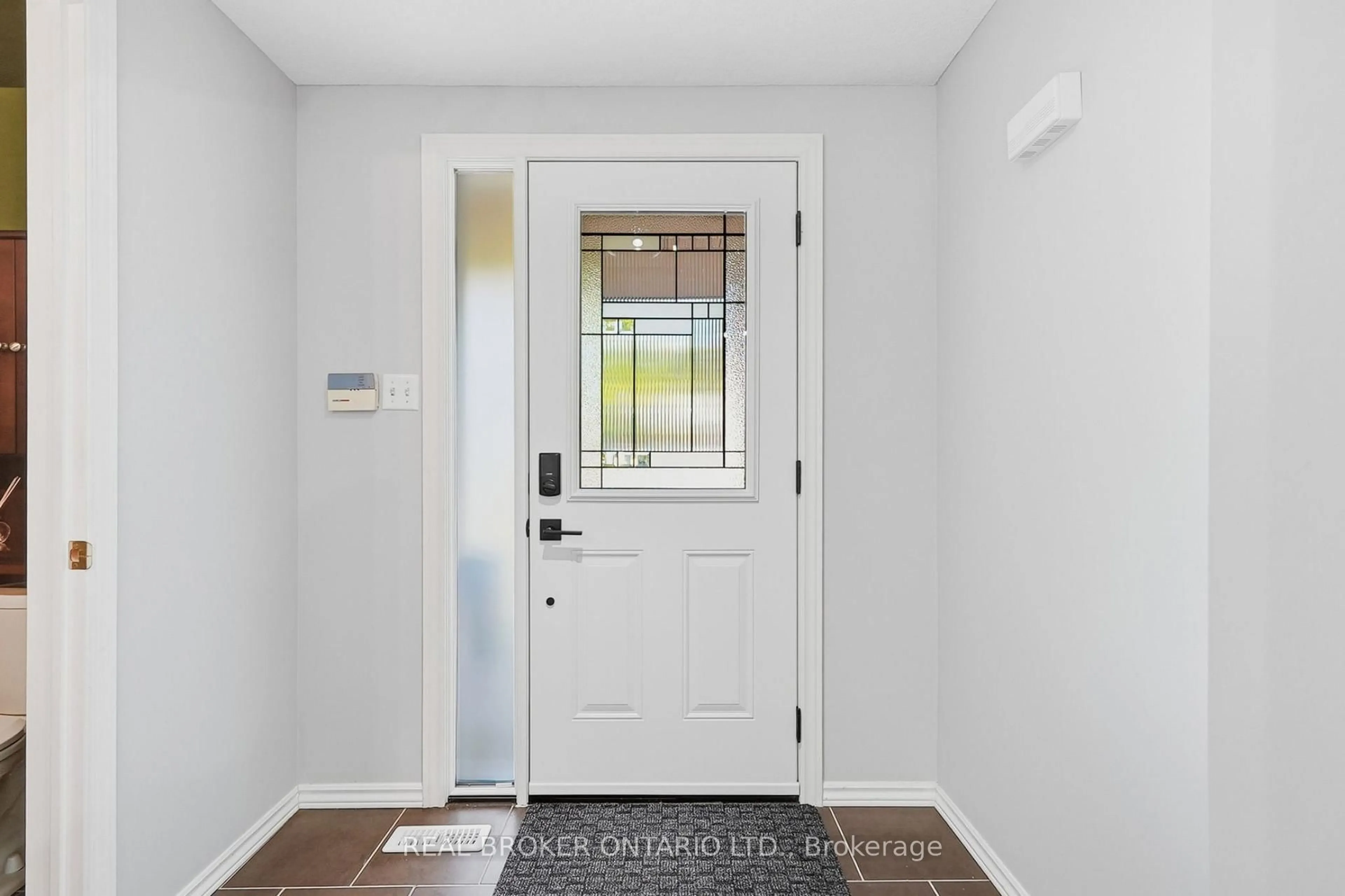 Indoor entryway for 326 Rosette Dr, Waterloo Ontario N2K 3W7