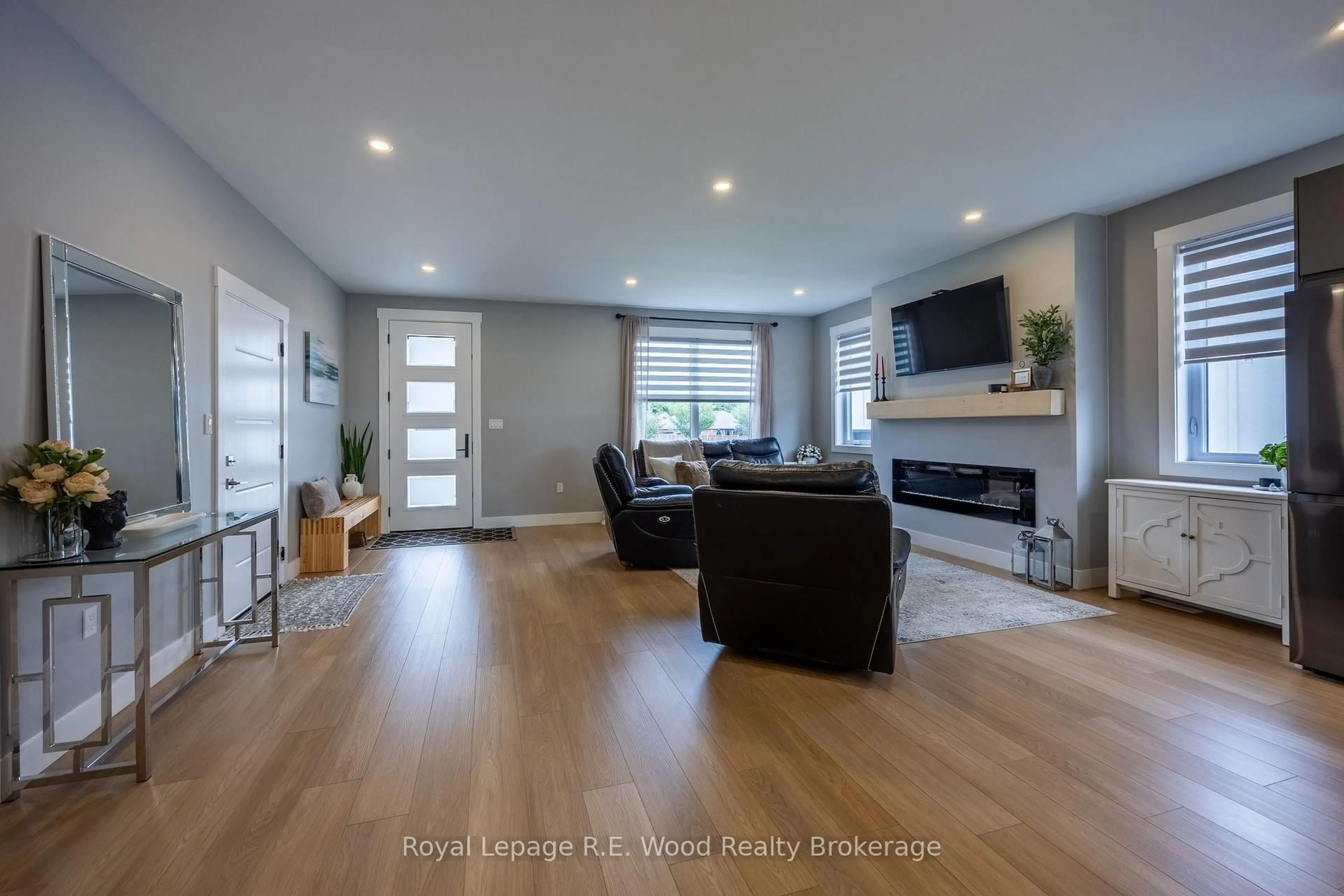 Living room with furniture, wood/laminate floor for 7 Sycamore Dr, Tillsonburg Ontario N4G 5S3
