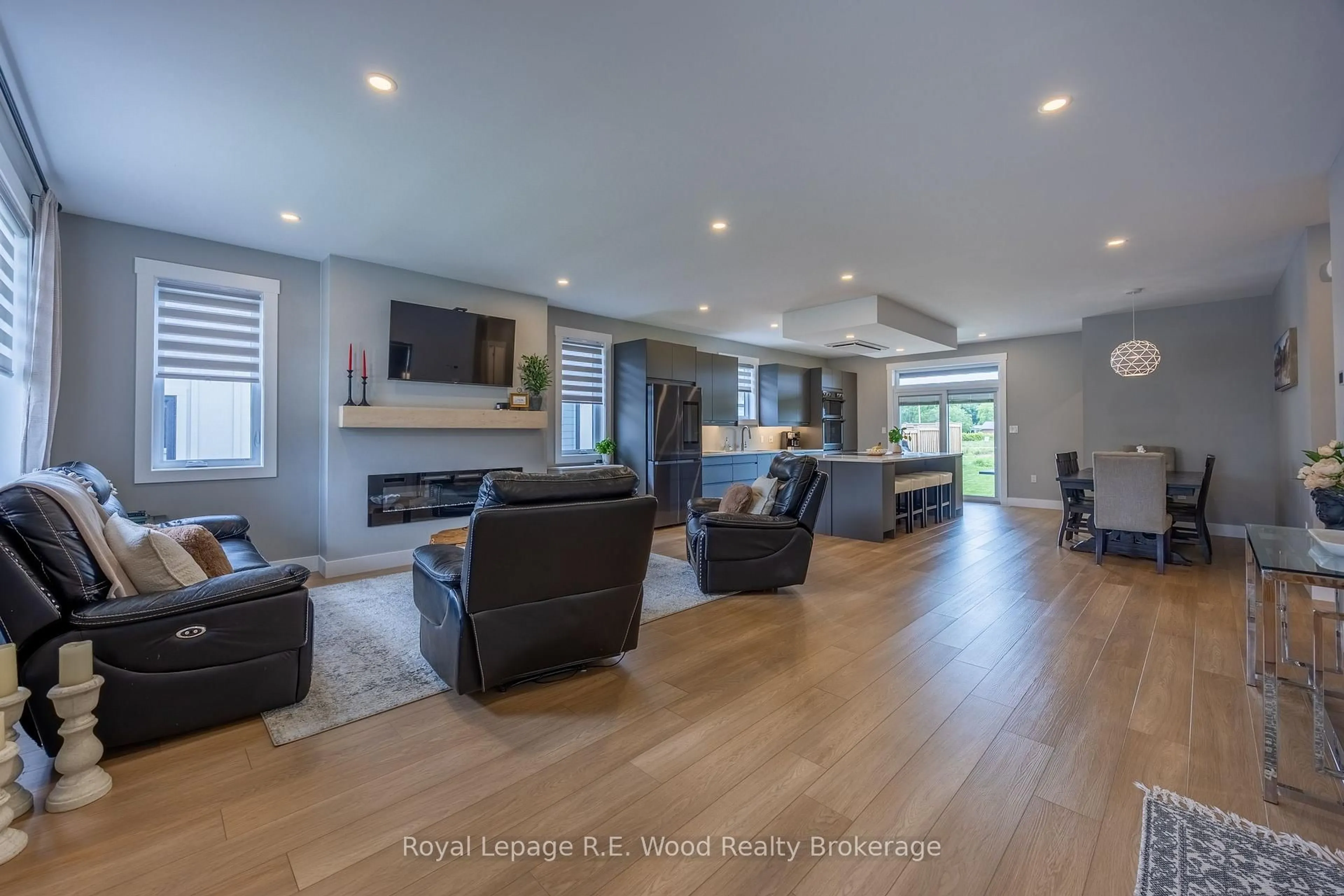 Living room with furniture, unknown for 7 Sycamore Dr, Tillsonburg Ontario N4G 5S3