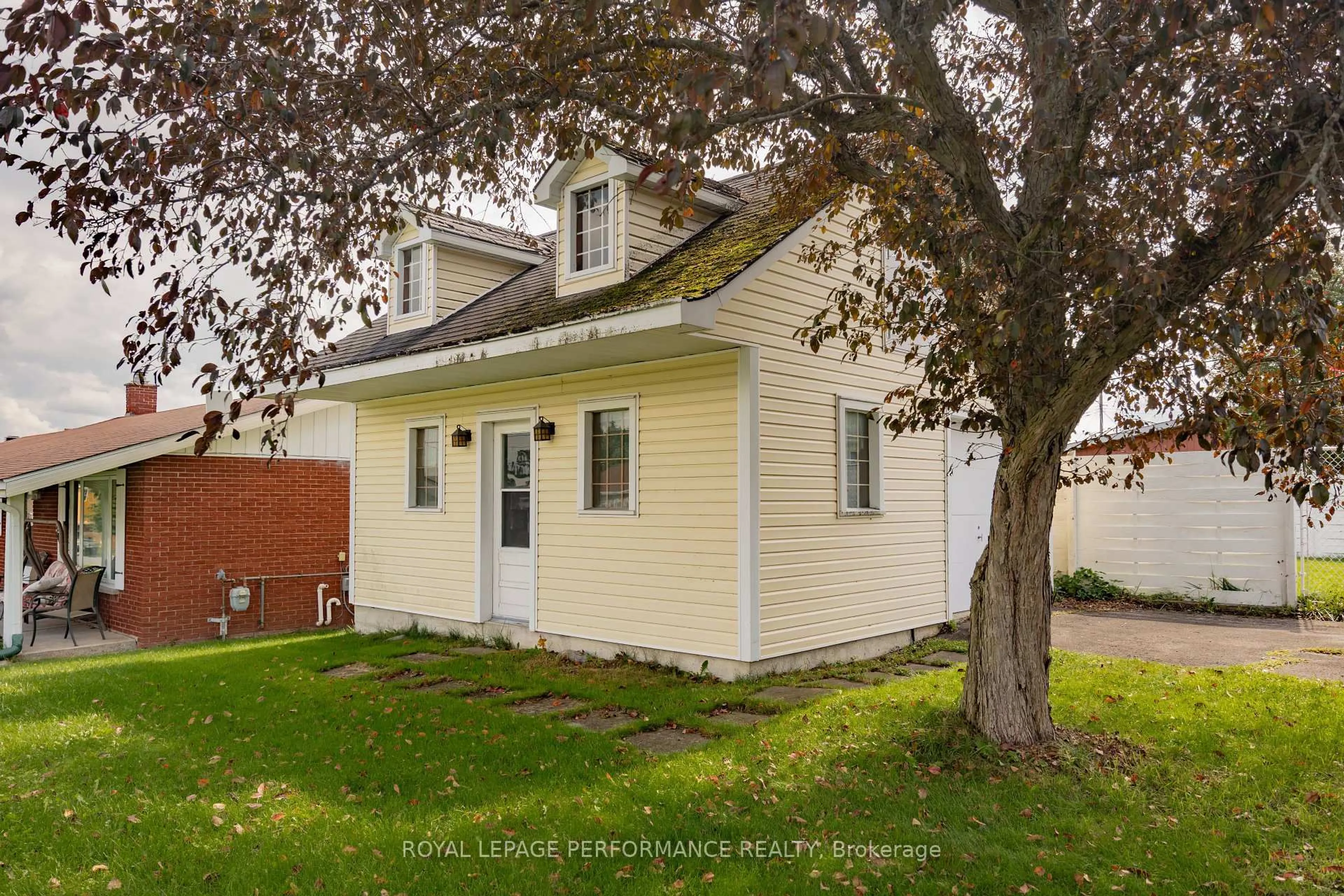 A pic from outside/outdoor area/front of a property/back of a property/a pic from drone, street for 54 Victoria St, North Glengarry Ontario K0C 1A0