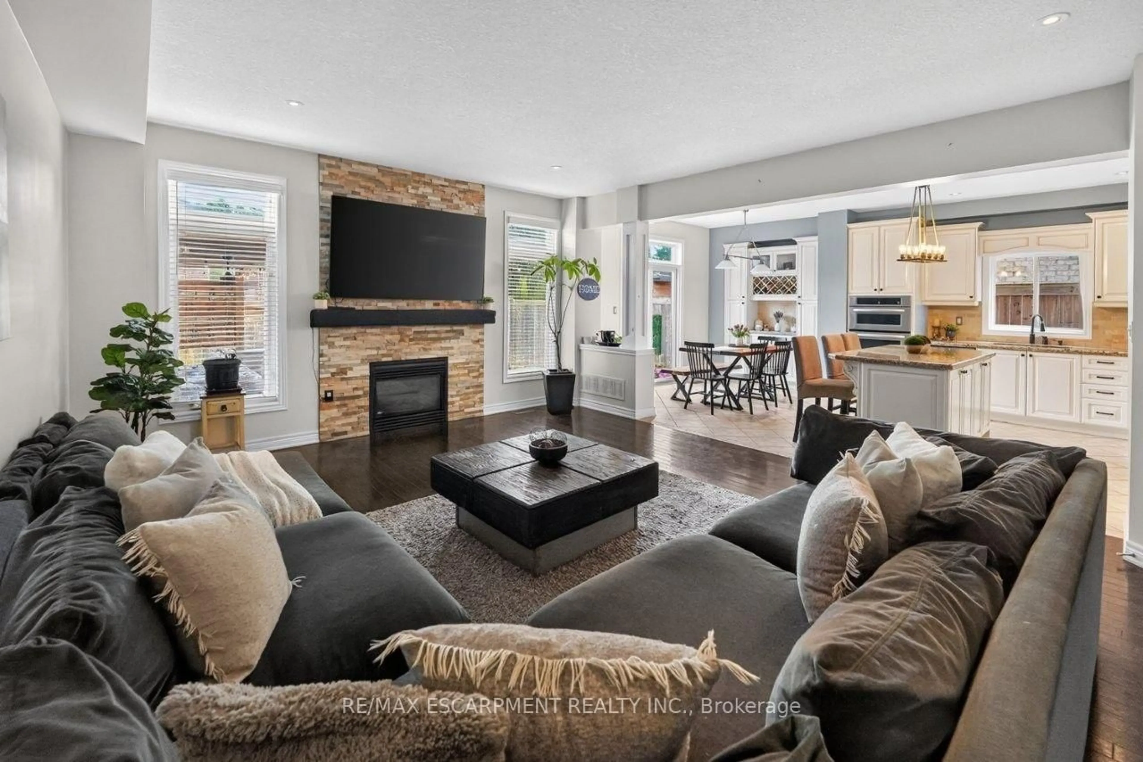 Living room with furniture, unknown for 58 Peach Tree Lane, Grimsby Ontario L3M 0C1