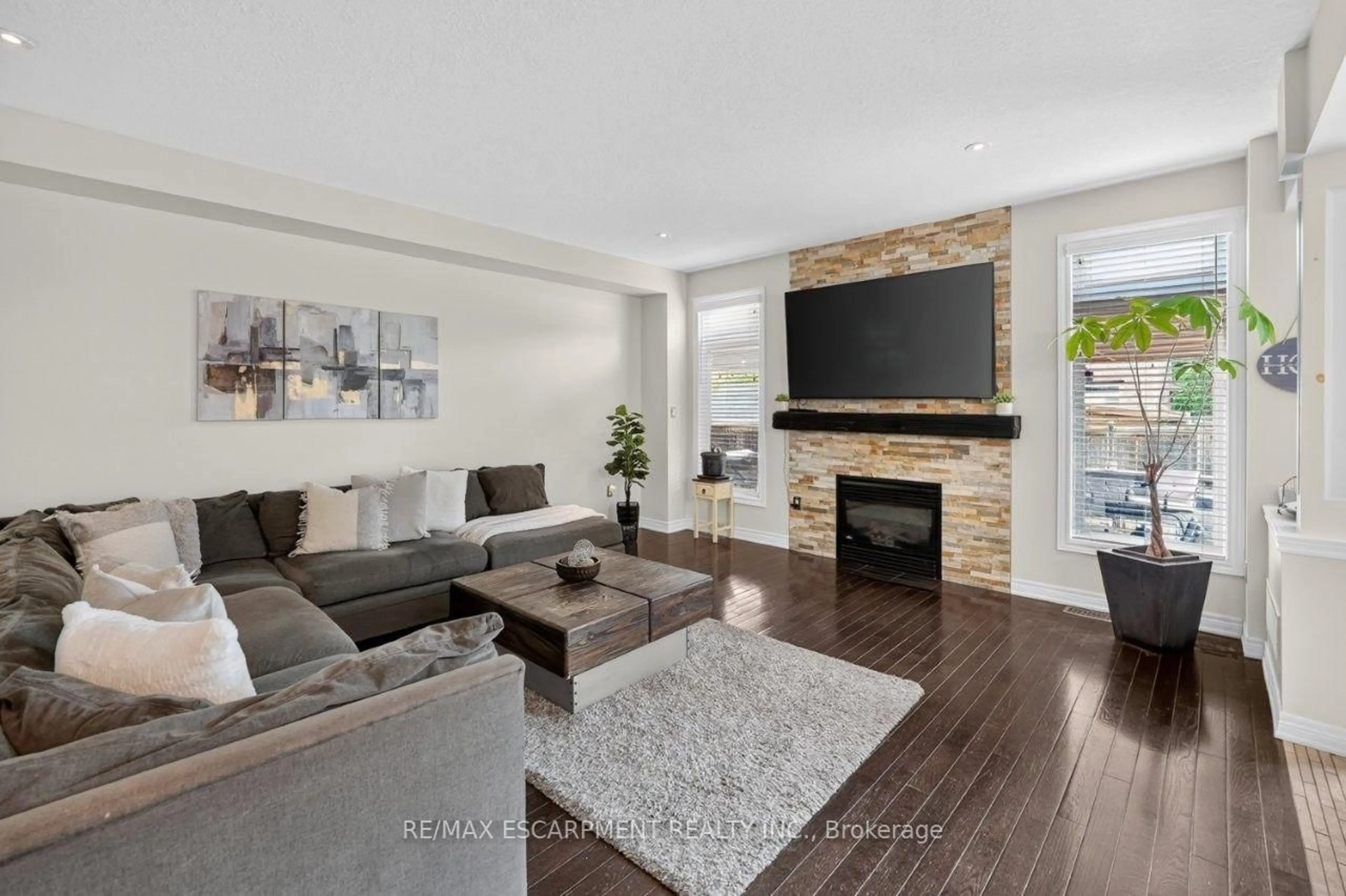 Living room with furniture, unknown for 58 Peach Tree Lane, Grimsby Ontario L3M 0C1