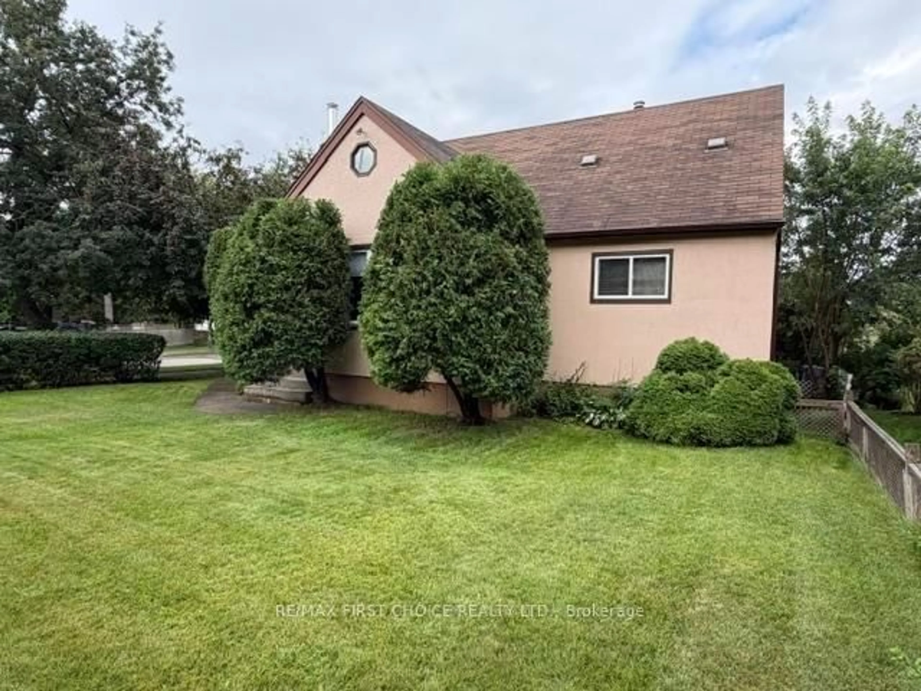 A pic from outside/outdoor area/front of a property/back of a property/a pic from drone, unknown for 153 Windsor St, Thunder Bay Ontario P7B 1V2