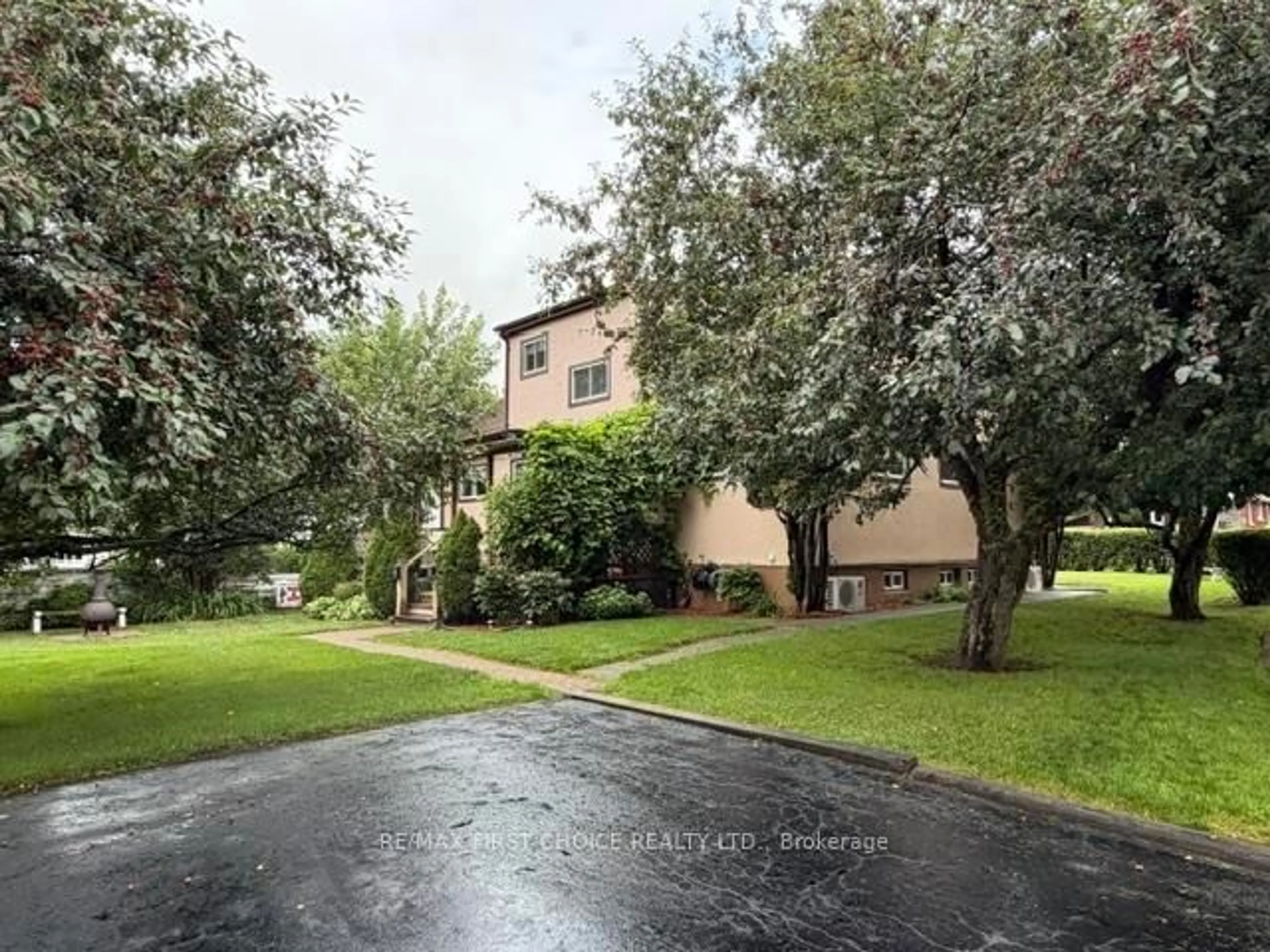 A pic from outside/outdoor area/front of a property/back of a property/a pic from drone, street for 153 Windsor St, Thunder Bay Ontario P7B 1V2