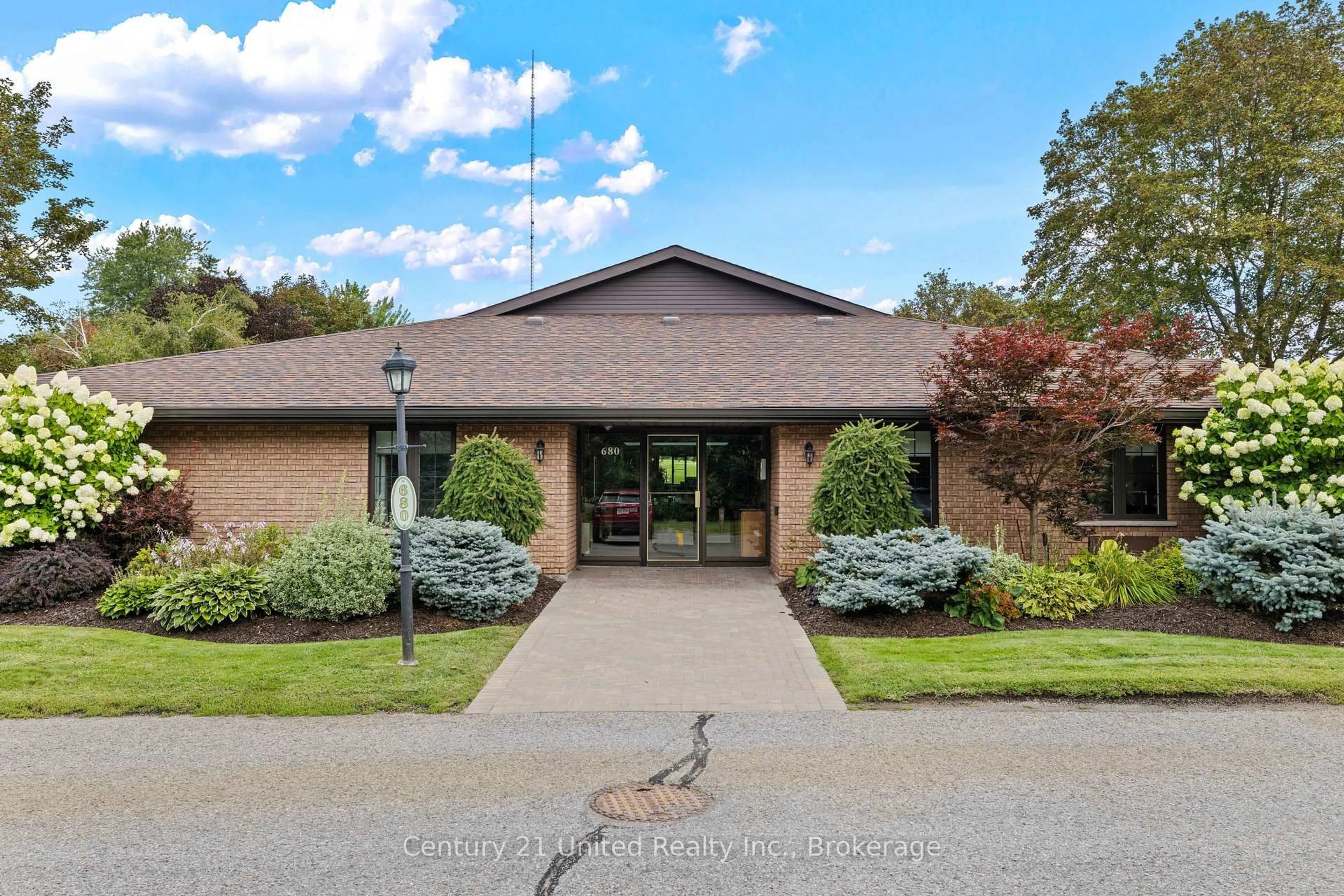 Indoor foyer for 680 Whitaker St #7, Peterborough Ontario K9H 7J9
