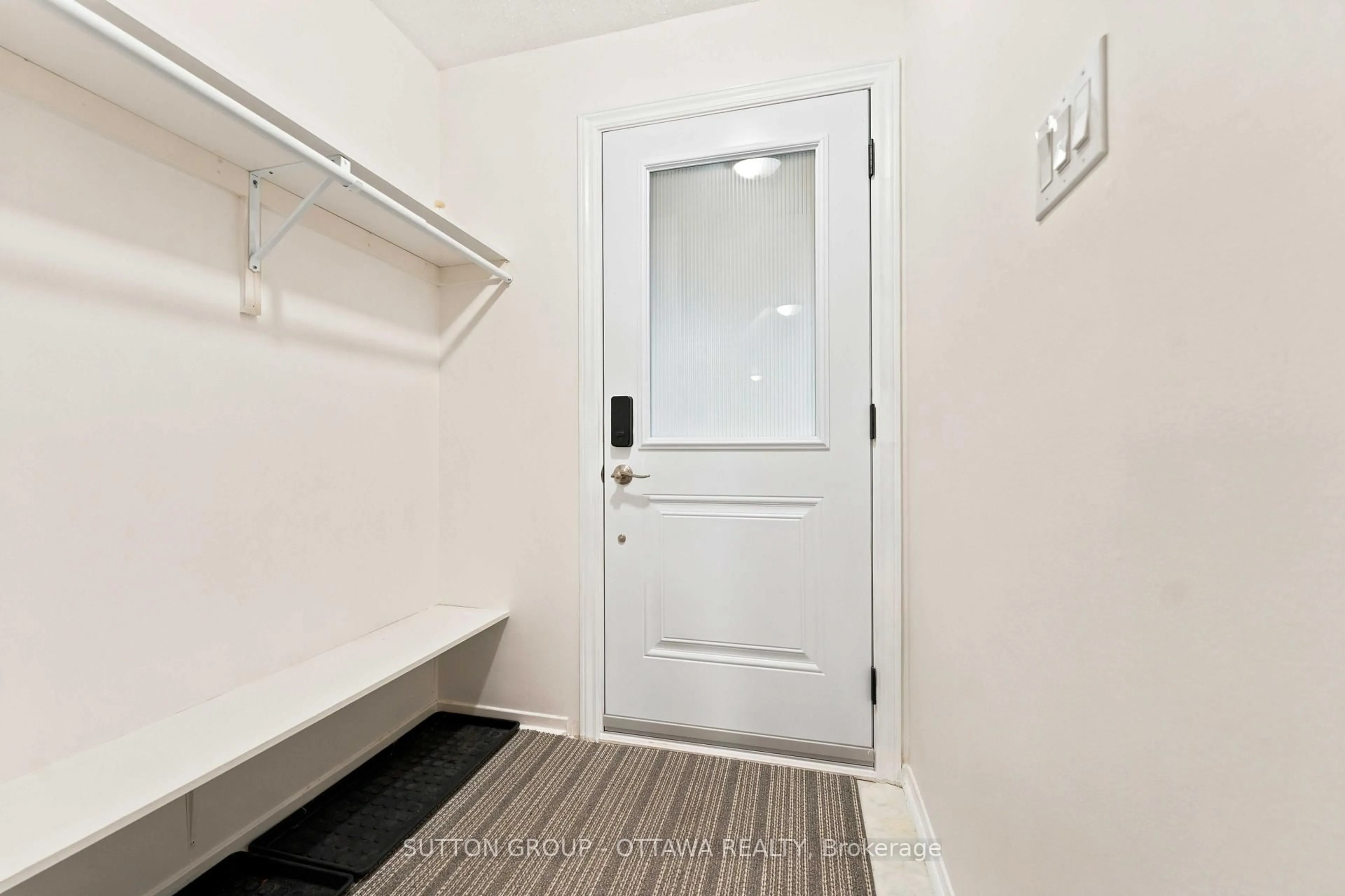 Indoor entryway for 66 FIELDGATE Dr, Ottawa Ontario K2J 1T9