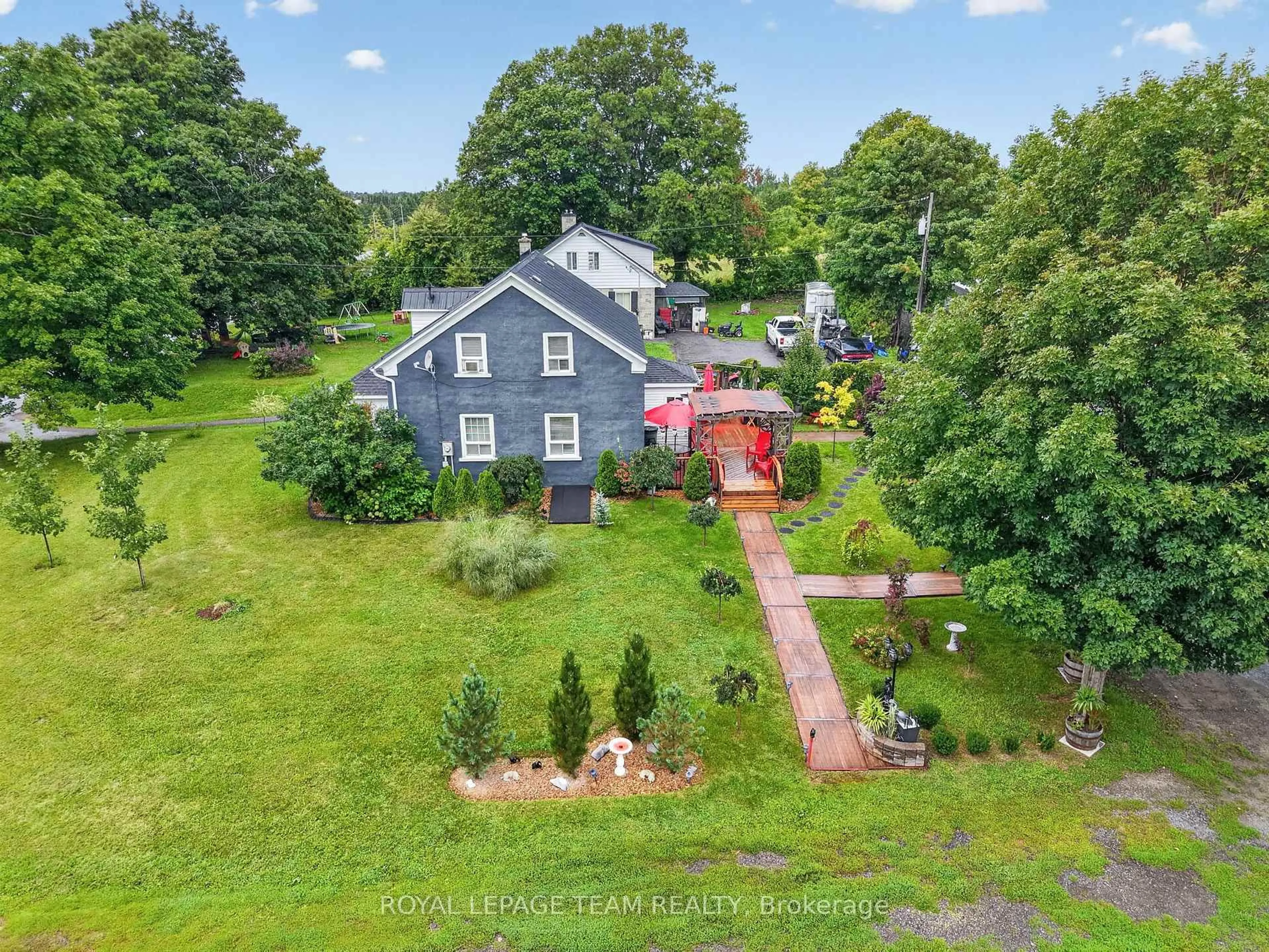 A pic from outside/outdoor area/front of a property/back of a property/a pic from drone, unknown for 1629 River Rd, Ottawa Ontario K4M 1B4