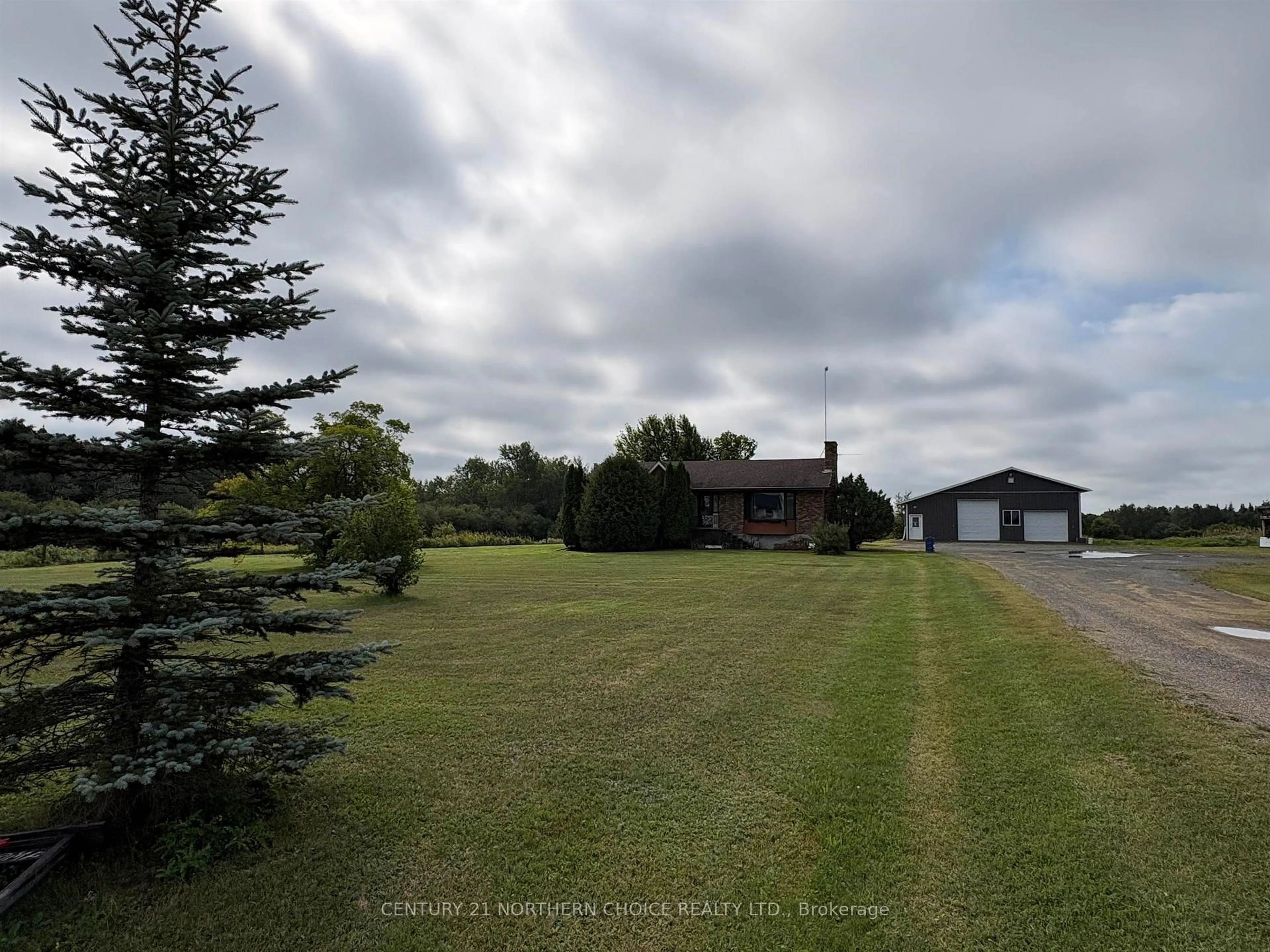 A pic from outside/outdoor area/front of a property/back of a property/a pic from drone, unknown for 859 BURRISS Rd, La Vallee Ontario P0W 1C0