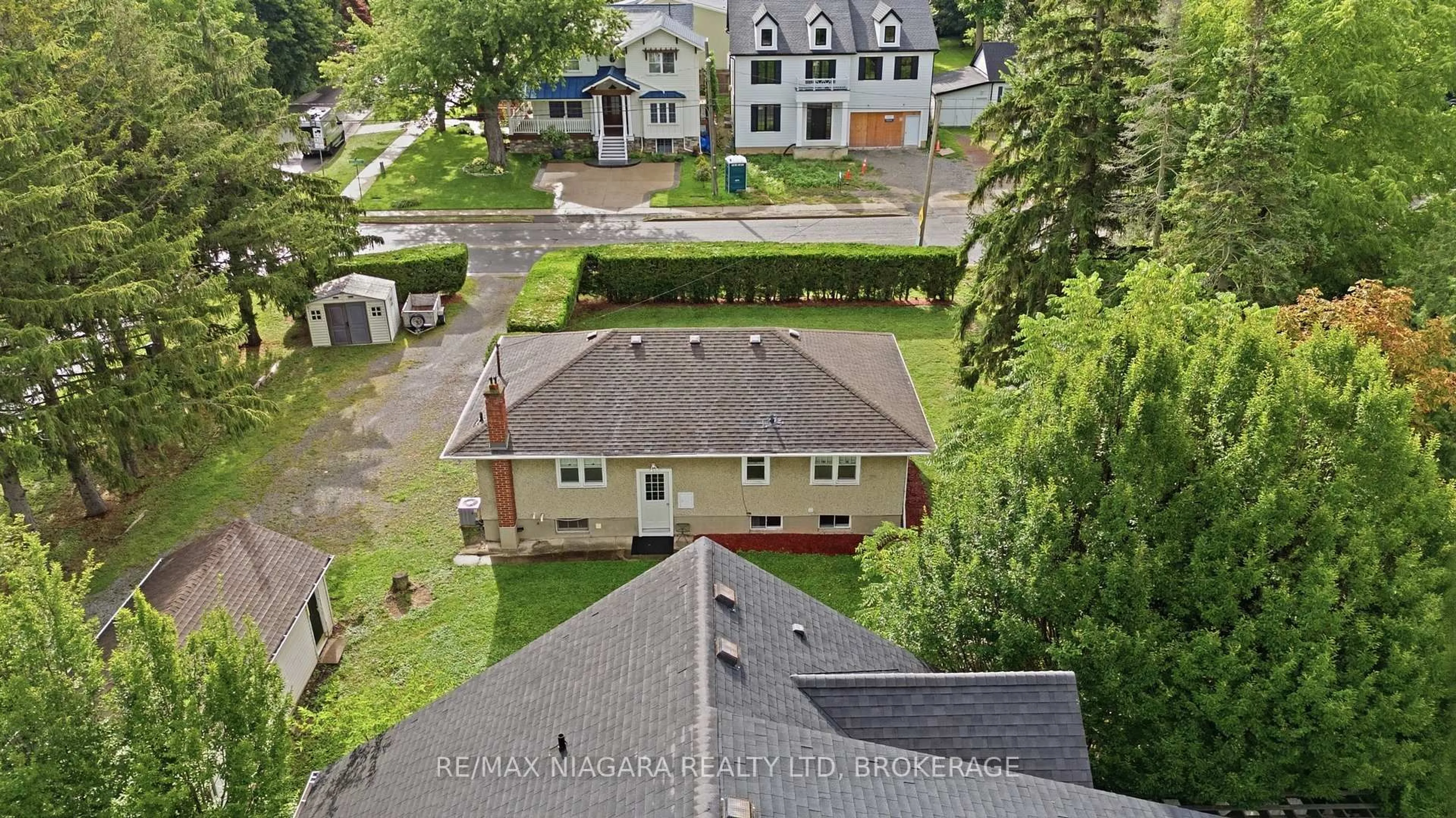 A pic from outside/outdoor area/front of a property/back of a property/a pic from drone, street for 557 Mississagua St, Niagara-on-the-Lake Ontario L0S 1J0