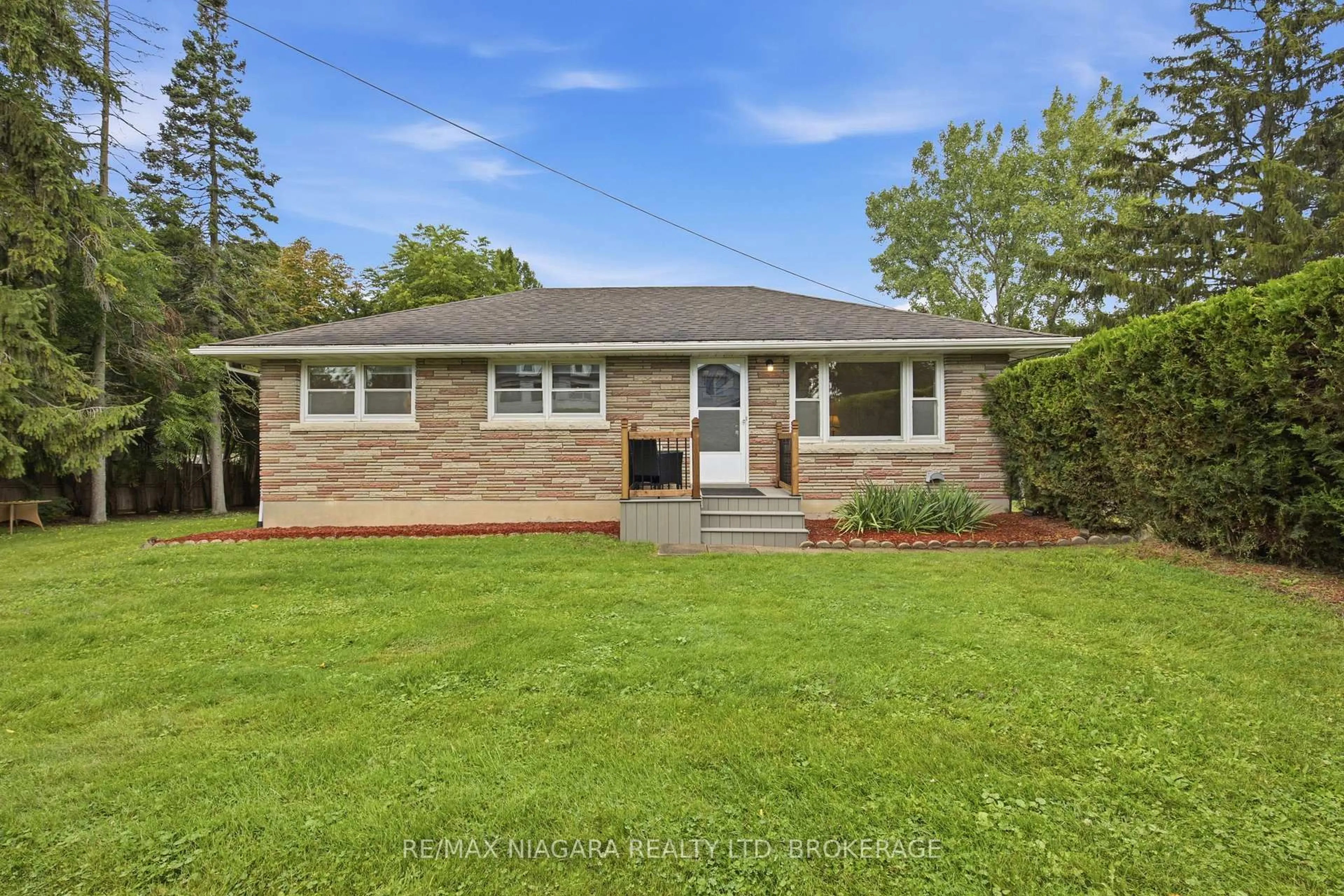 Home with brick exterior material, street for 557 Mississagua St, Niagara-on-the-Lake Ontario L0S 1J0