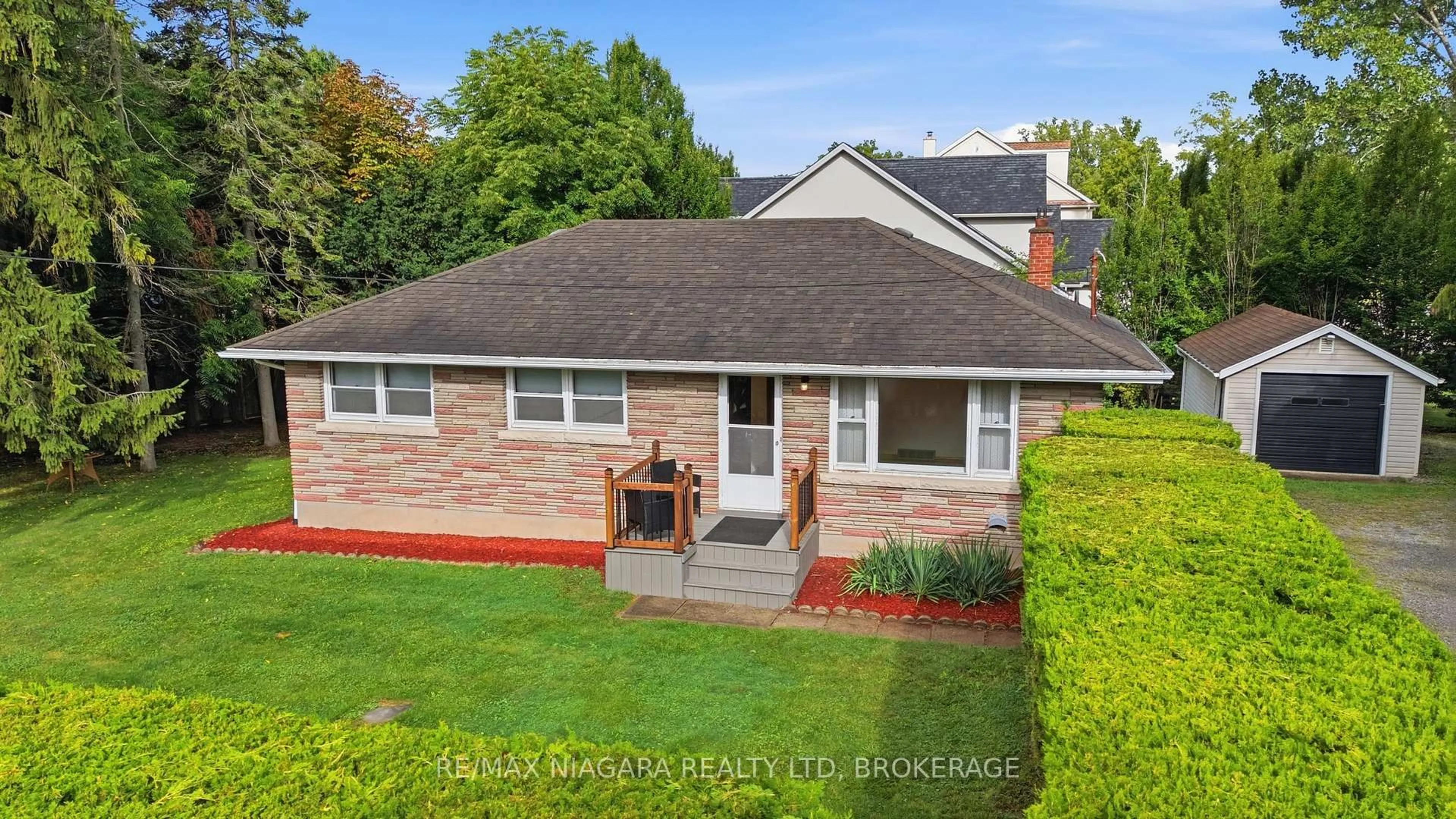 A pic from outside/outdoor area/front of a property/back of a property/a pic from drone, street for 557 Mississagua St, Niagara-on-the-Lake Ontario L0S 1J0