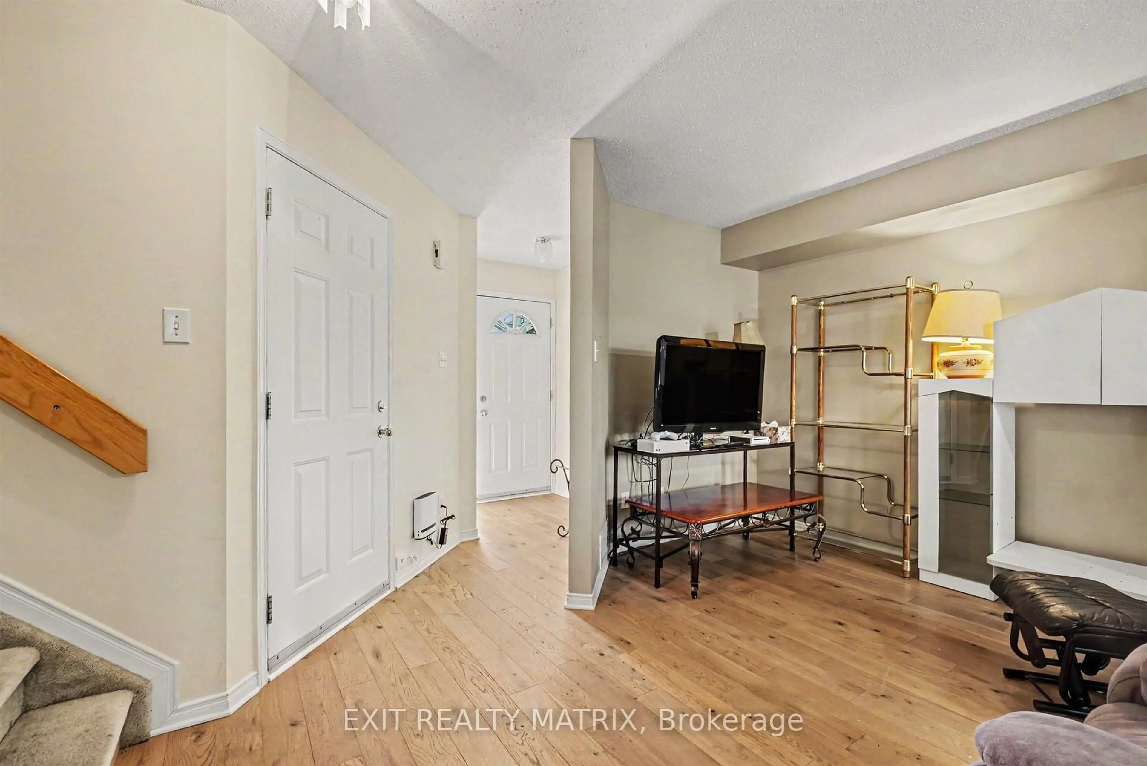 Indoor entryway for 2209 Saturn Cres, Ottawa Ontario K4A 3T6