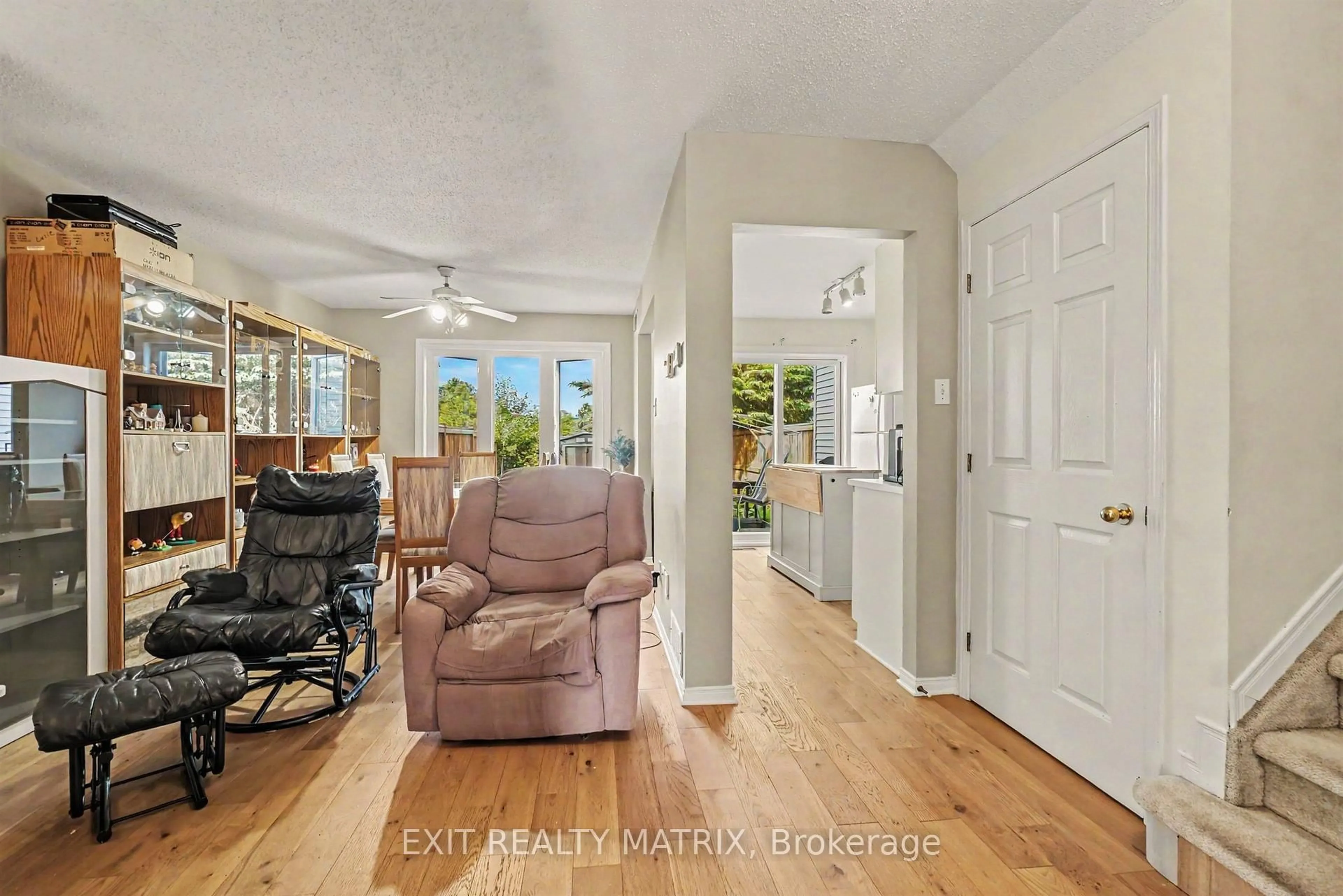 Indoor entryway for 2209 Saturn Cres, Ottawa Ontario K4A 3T6