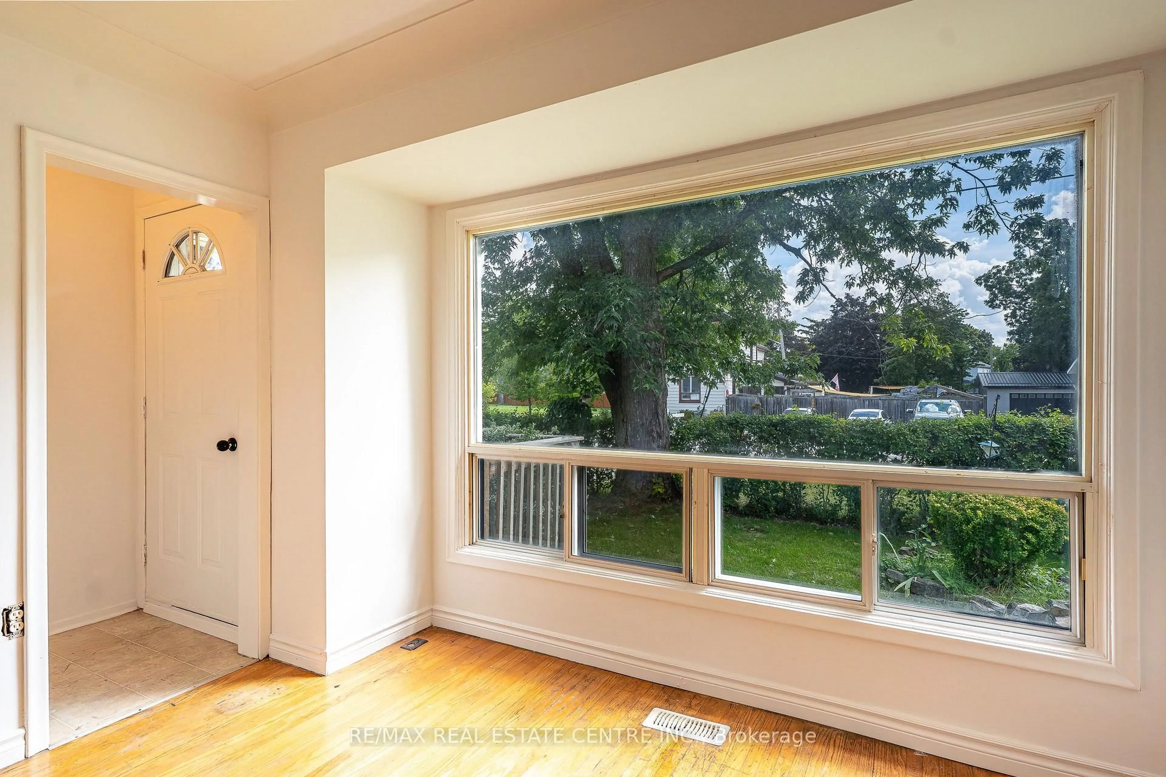 Indoor entryway for 295 Millvue St, Cambridge Ontario N3C 1T6