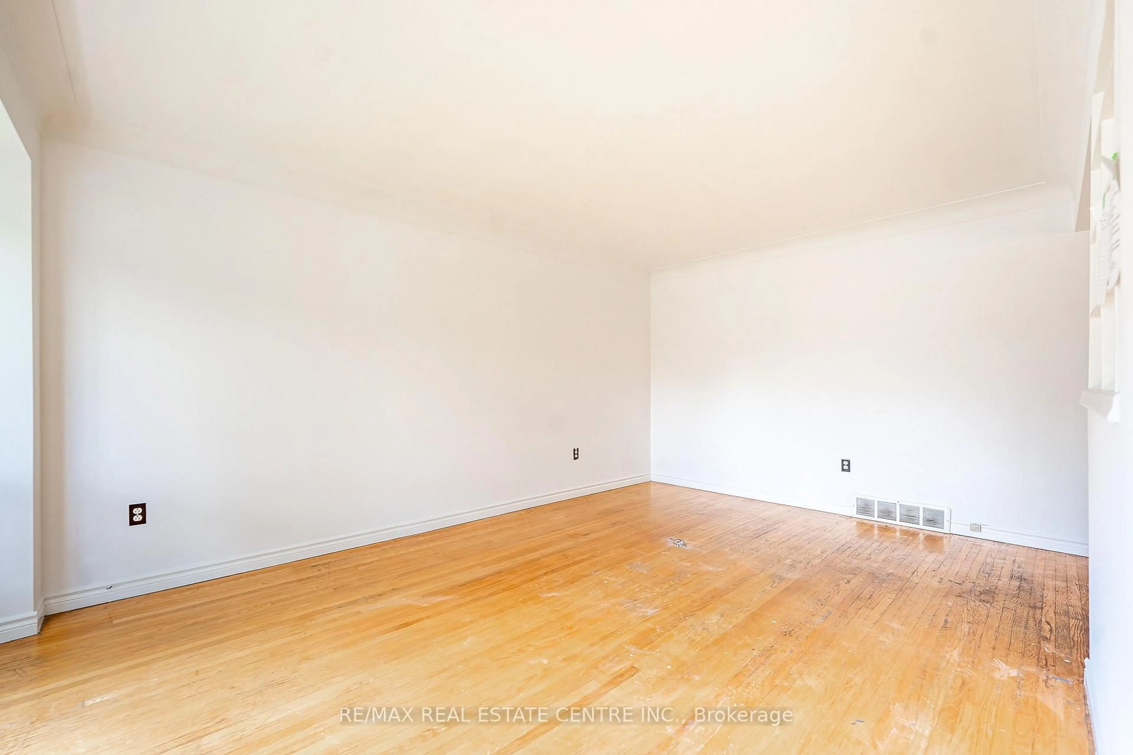 A pic of a room for 295 Millvue St, Cambridge Ontario N3C 1T6