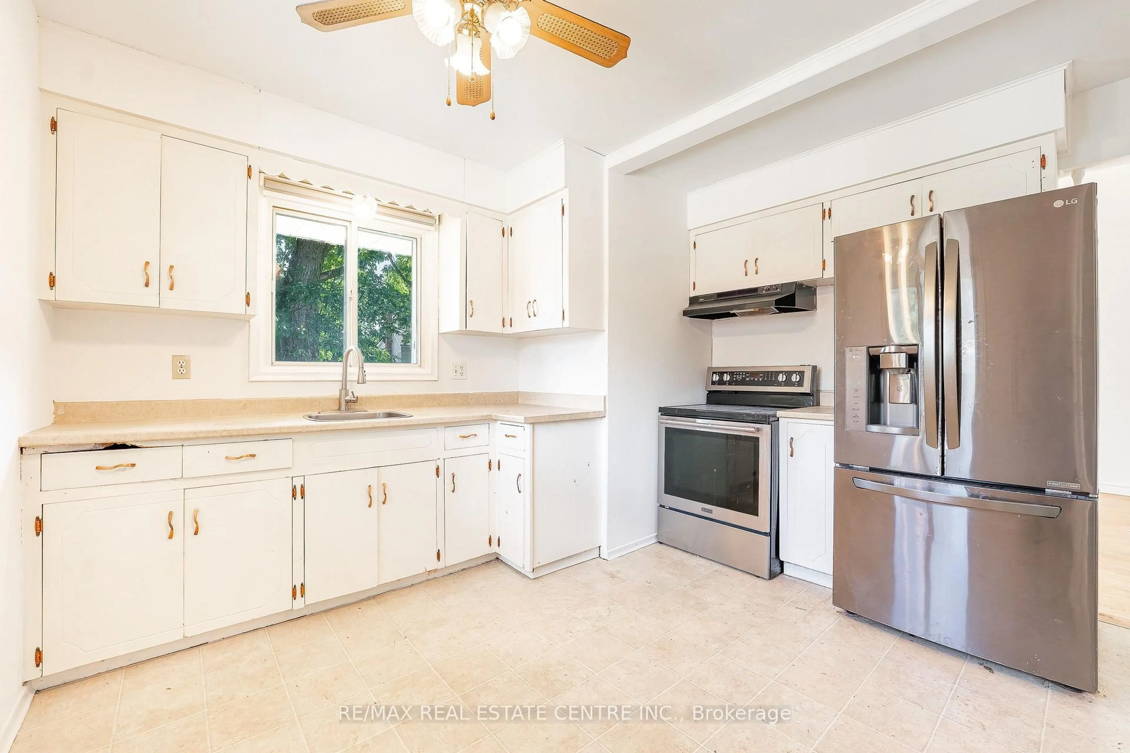 Open concept kitchen, ceramic/tile floor for 295 Millvue St, Cambridge Ontario N3C 1T6