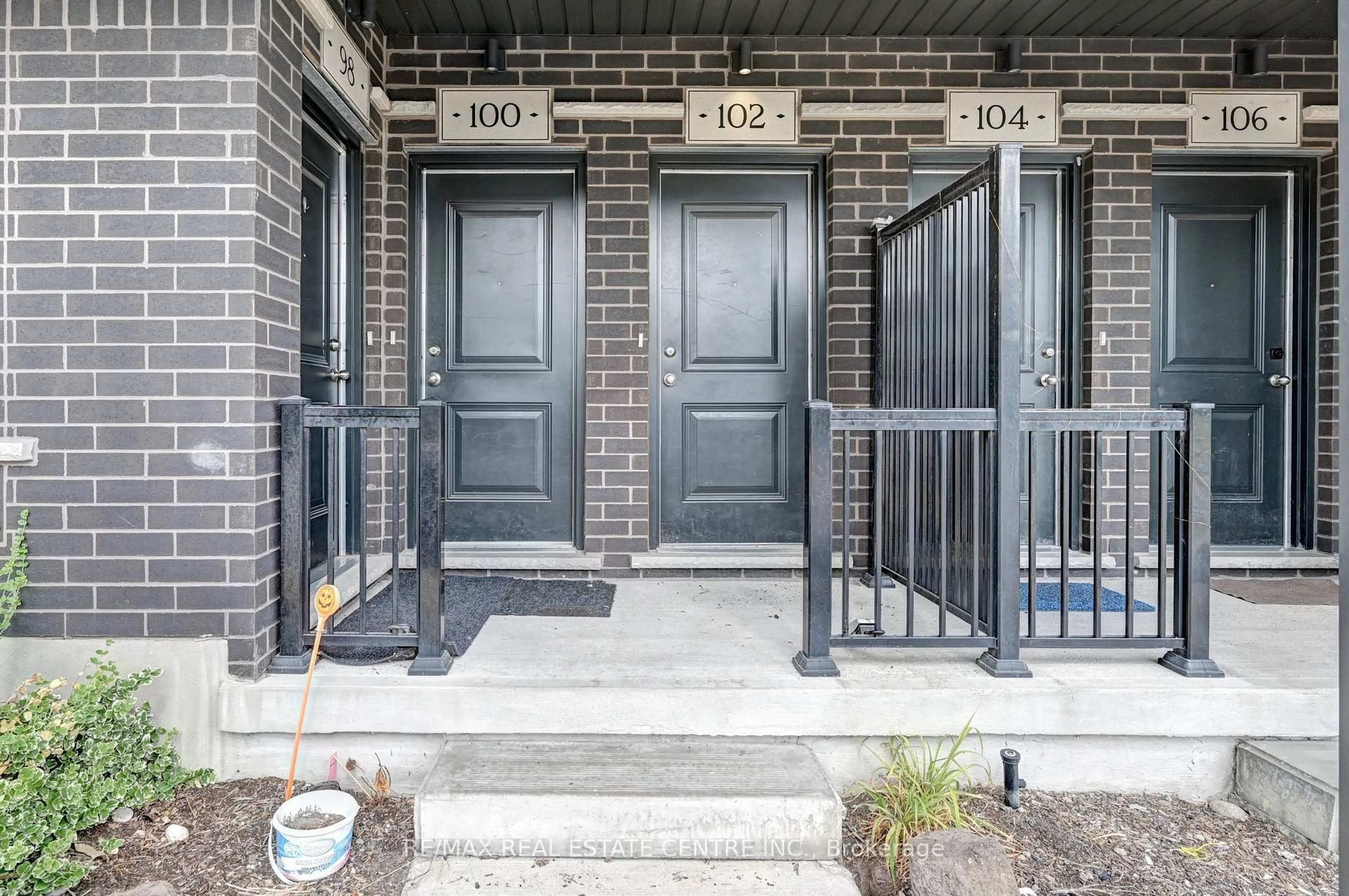 Indoor entryway for 102 Wheat Lane, Kitchener Ontario N2R 0R6