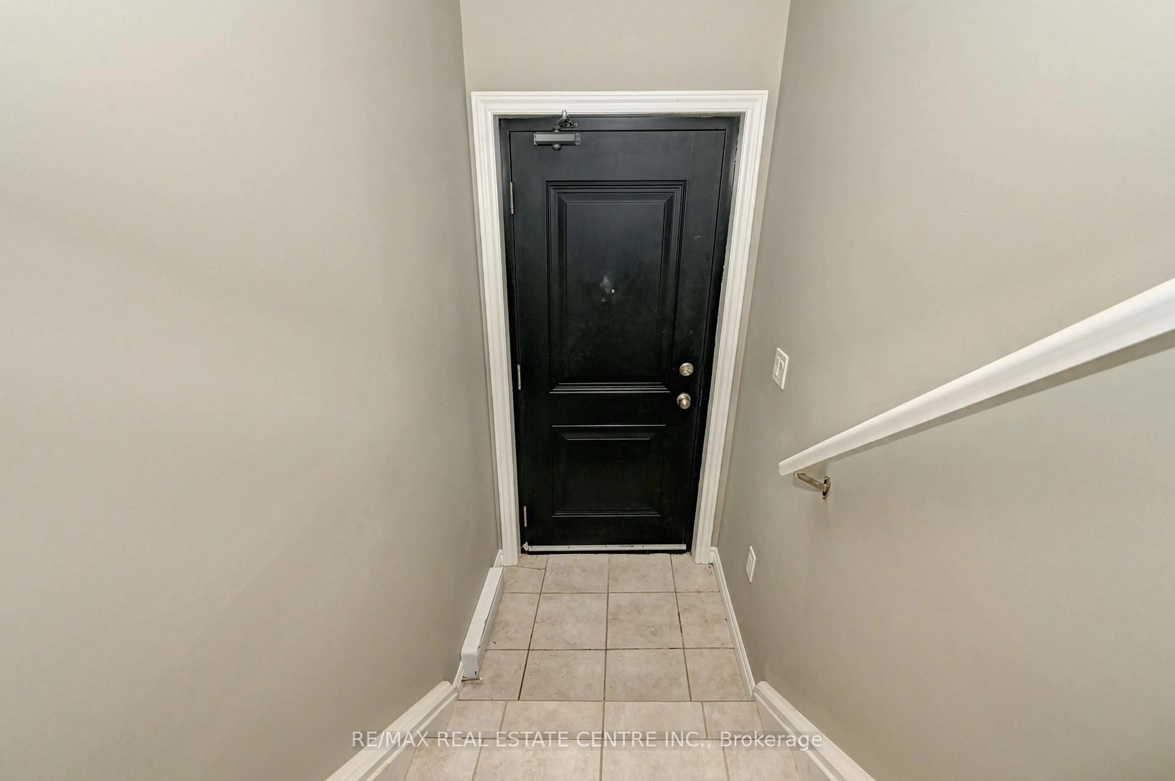 Indoor entryway for 102 Wheat Lane, Kitchener Ontario N2R 0R6