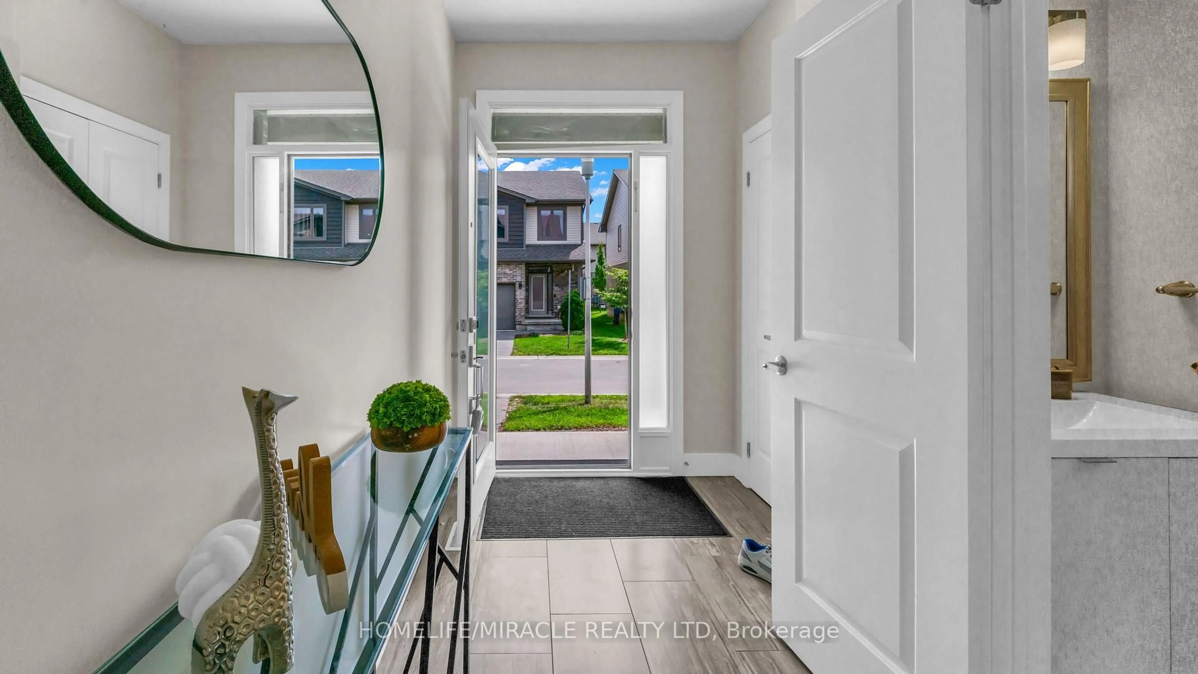 Indoor entryway for 1960 Dalmagarry Rd #63, London North Ontario N6G 0T8