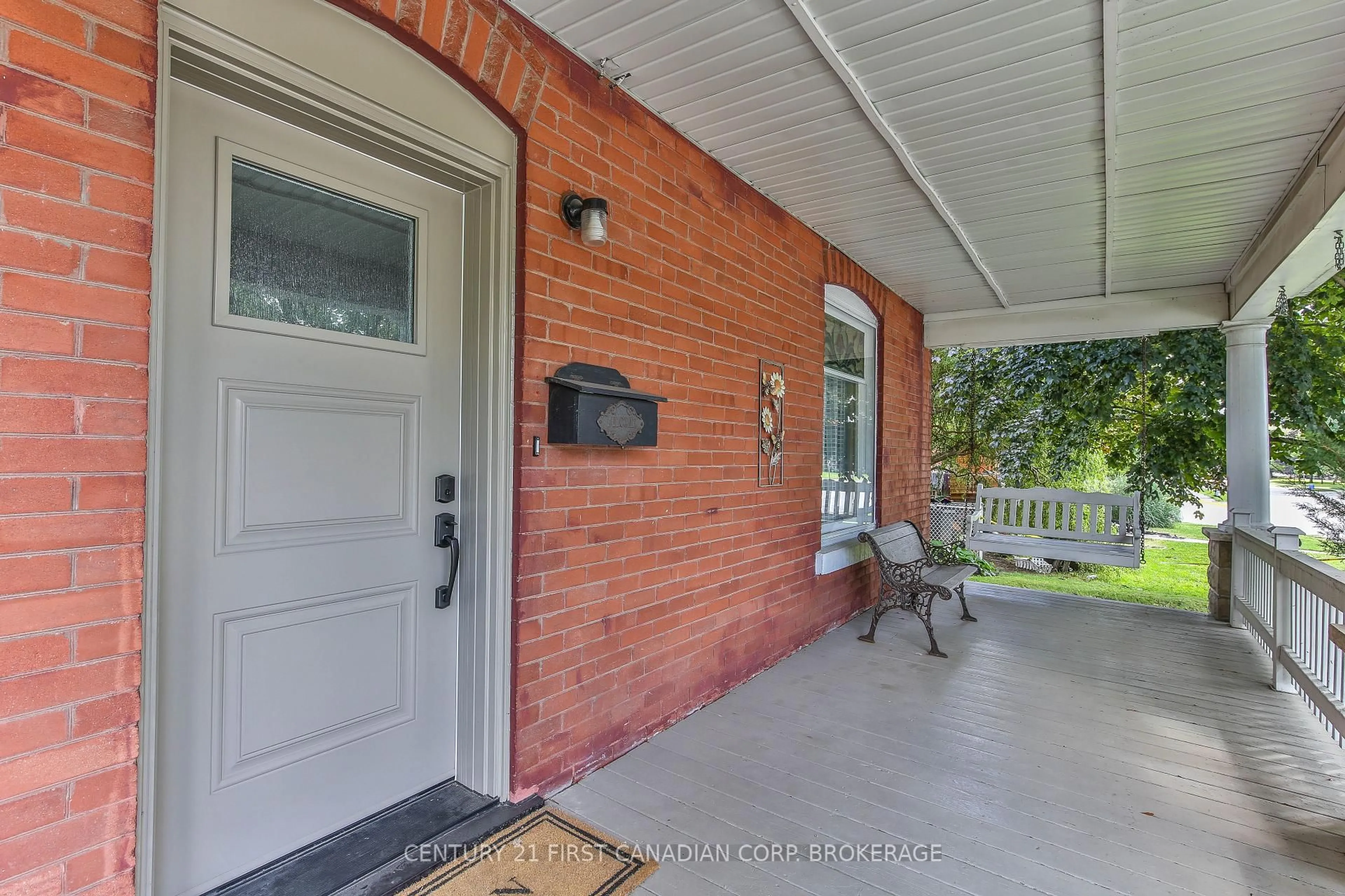 Indoor entryway for 308 Broadway St, Tillsonburg Ontario N4G 3S1