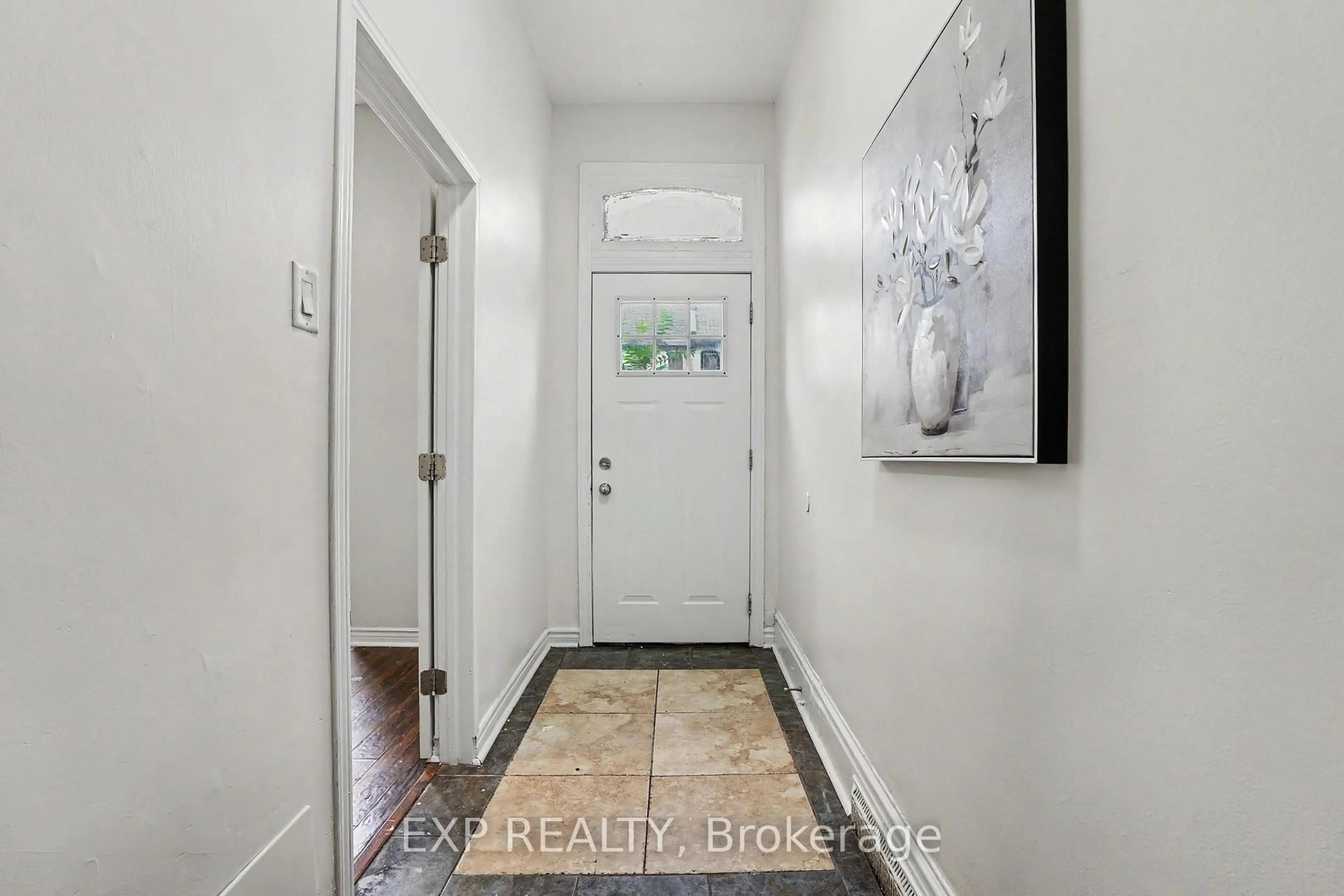 Indoor entryway for 52 Cathcart St, Hamilton Ontario L8R 1M5