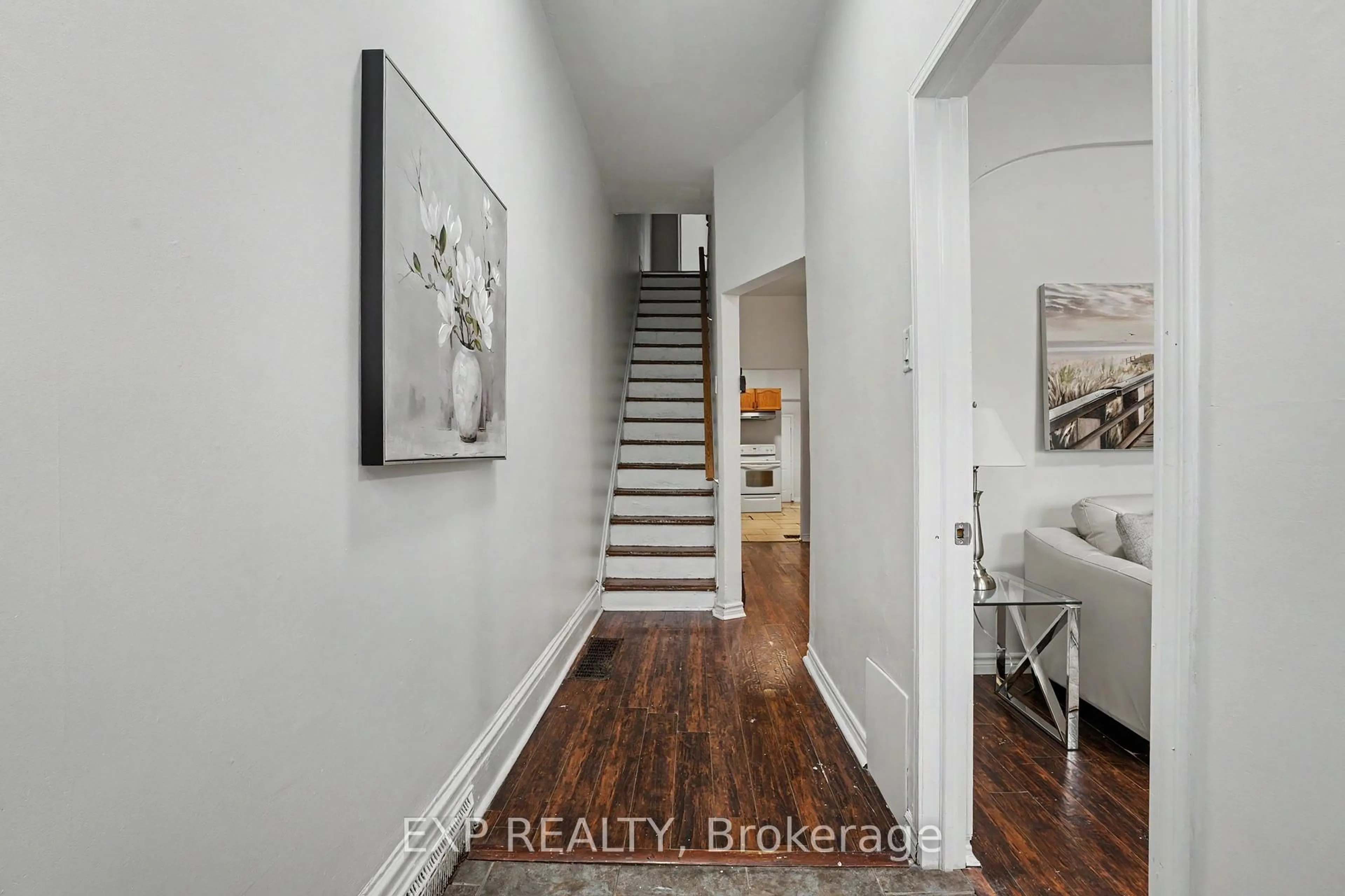 Indoor entryway for 52 Cathcart St, Hamilton Ontario L8R 1M5