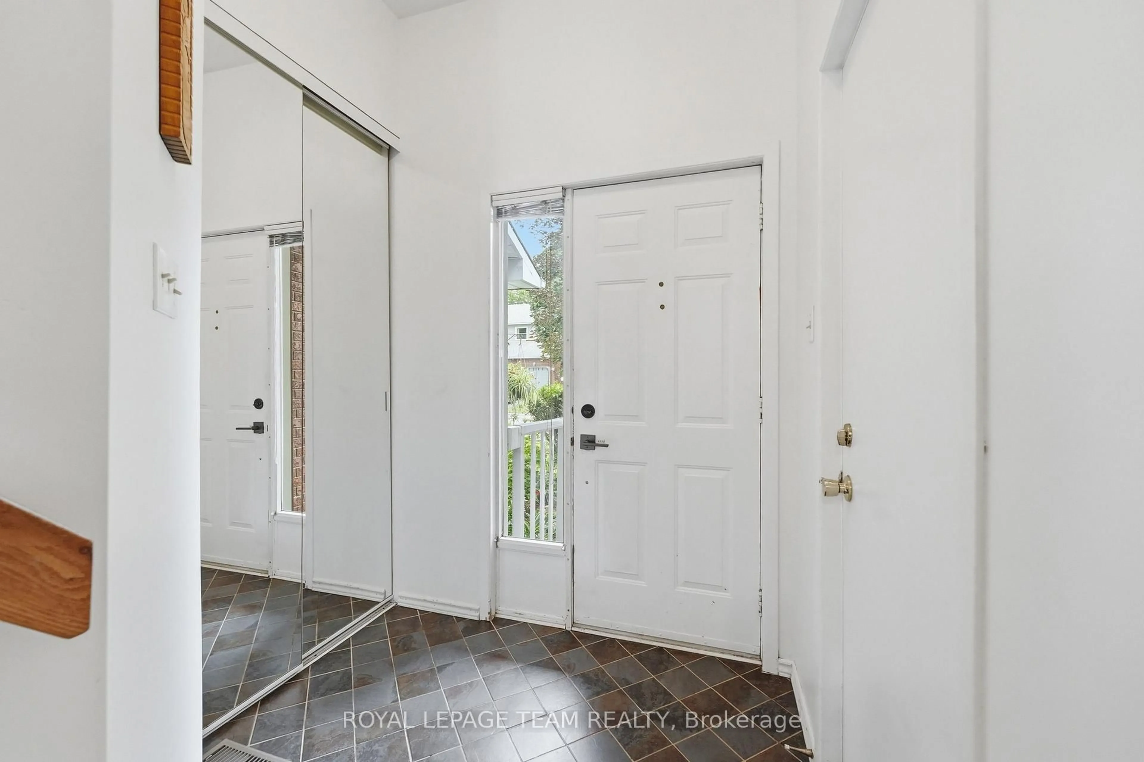 Indoor entryway for 66 Armadale Cres, Ottawa Ontario K2J 3Z3
