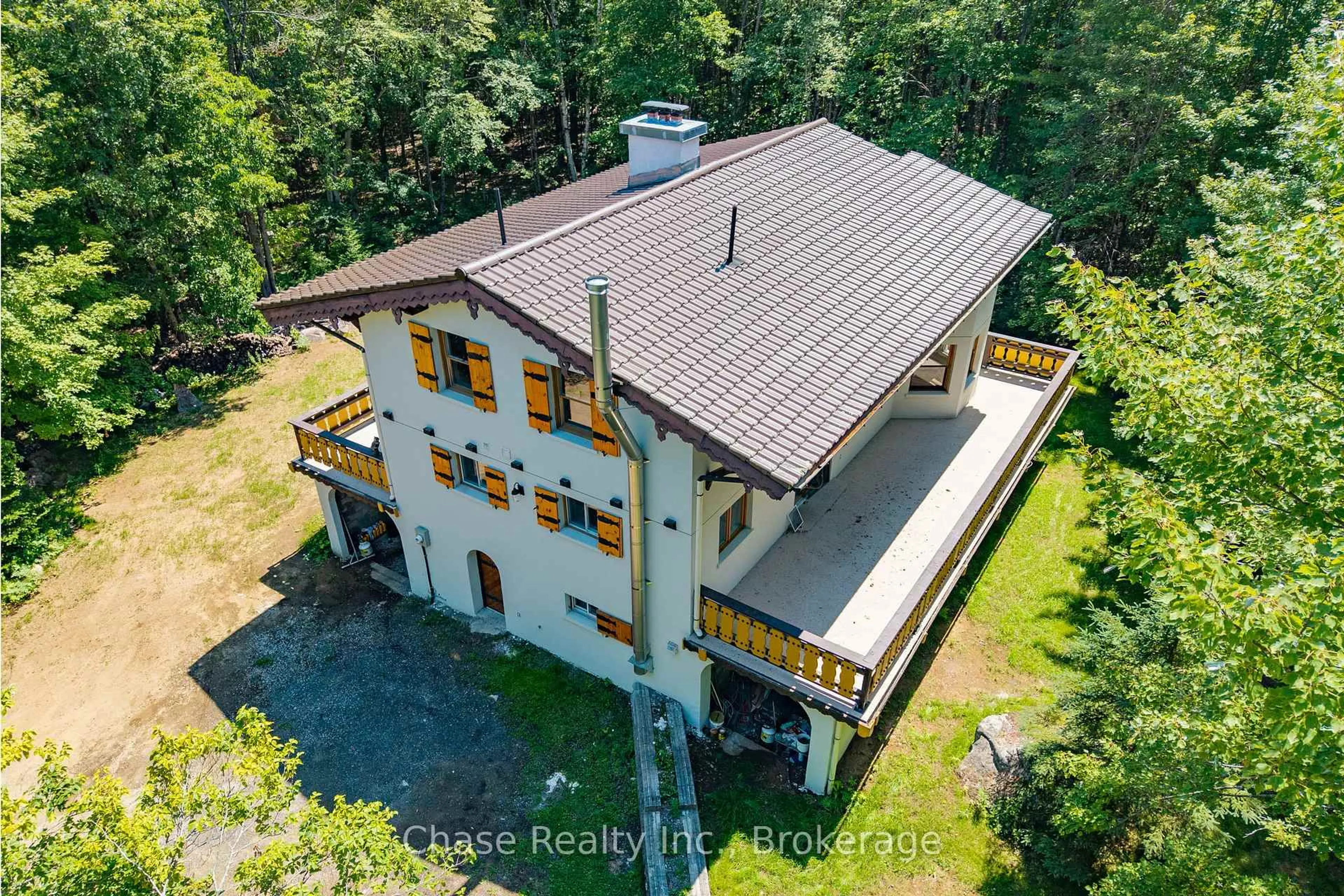 A pic from outside/outdoor area/front of a property/back of a property/a pic from drone, building for 878 DEER LAKE RD Rd, Huntsville Ontario P0B 1L0