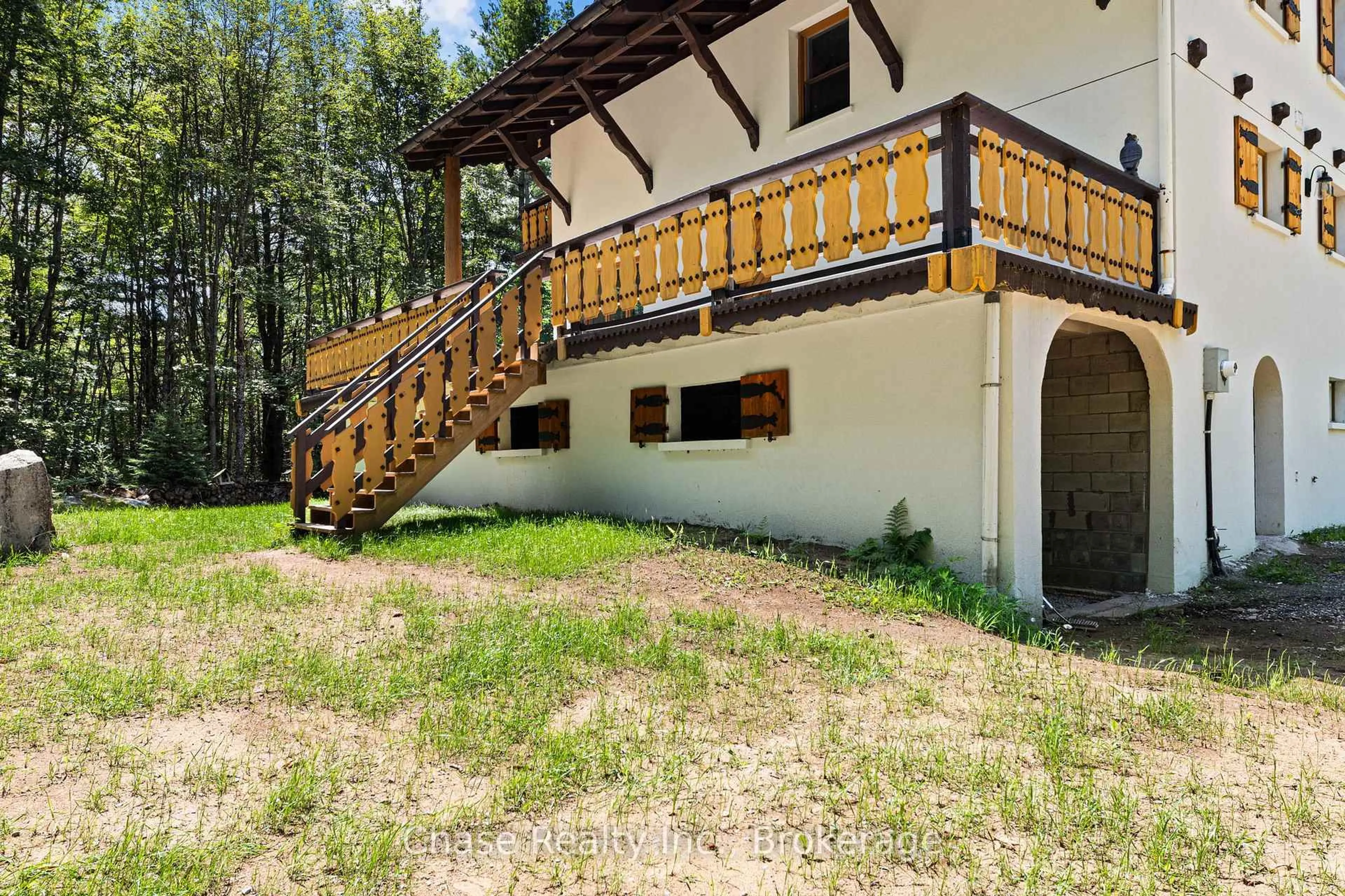 Patio, building for 878 DEER LAKE RD Rd, Huntsville Ontario P0B 1L0