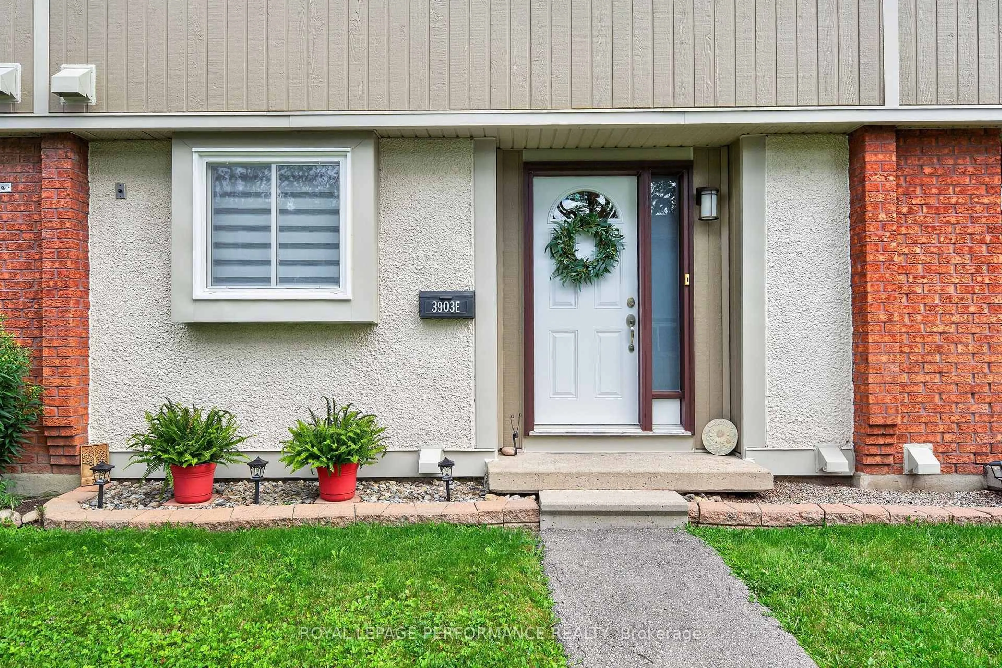 Indoor entryway for 3903E Old Richmond Rd, Ottawa Ontario K2H 8T8