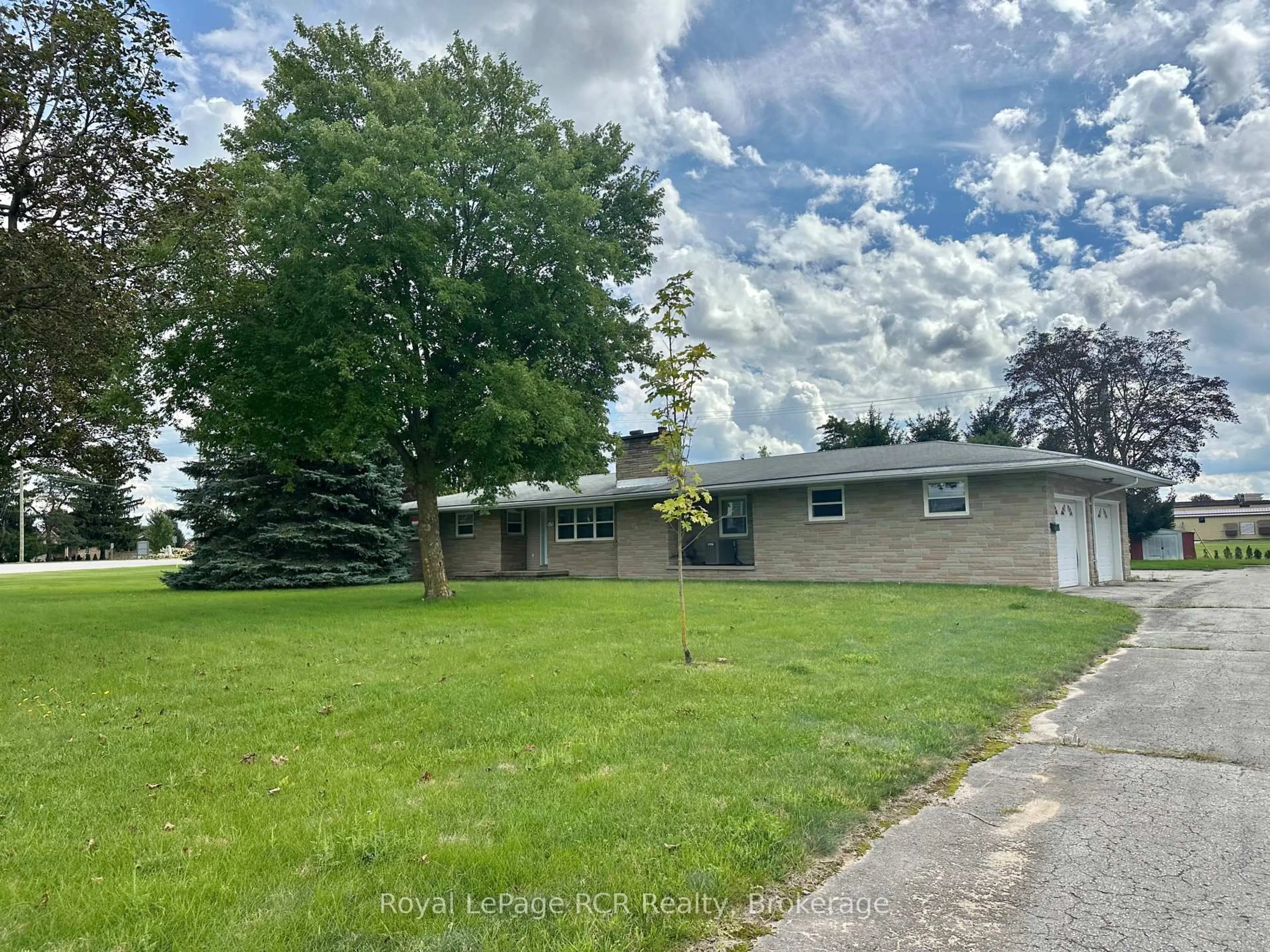 A pic from outside/outdoor area/front of a property/back of a property/a pic from drone, street for 315 2nd St, Hanover Ontario N4N 1A4
