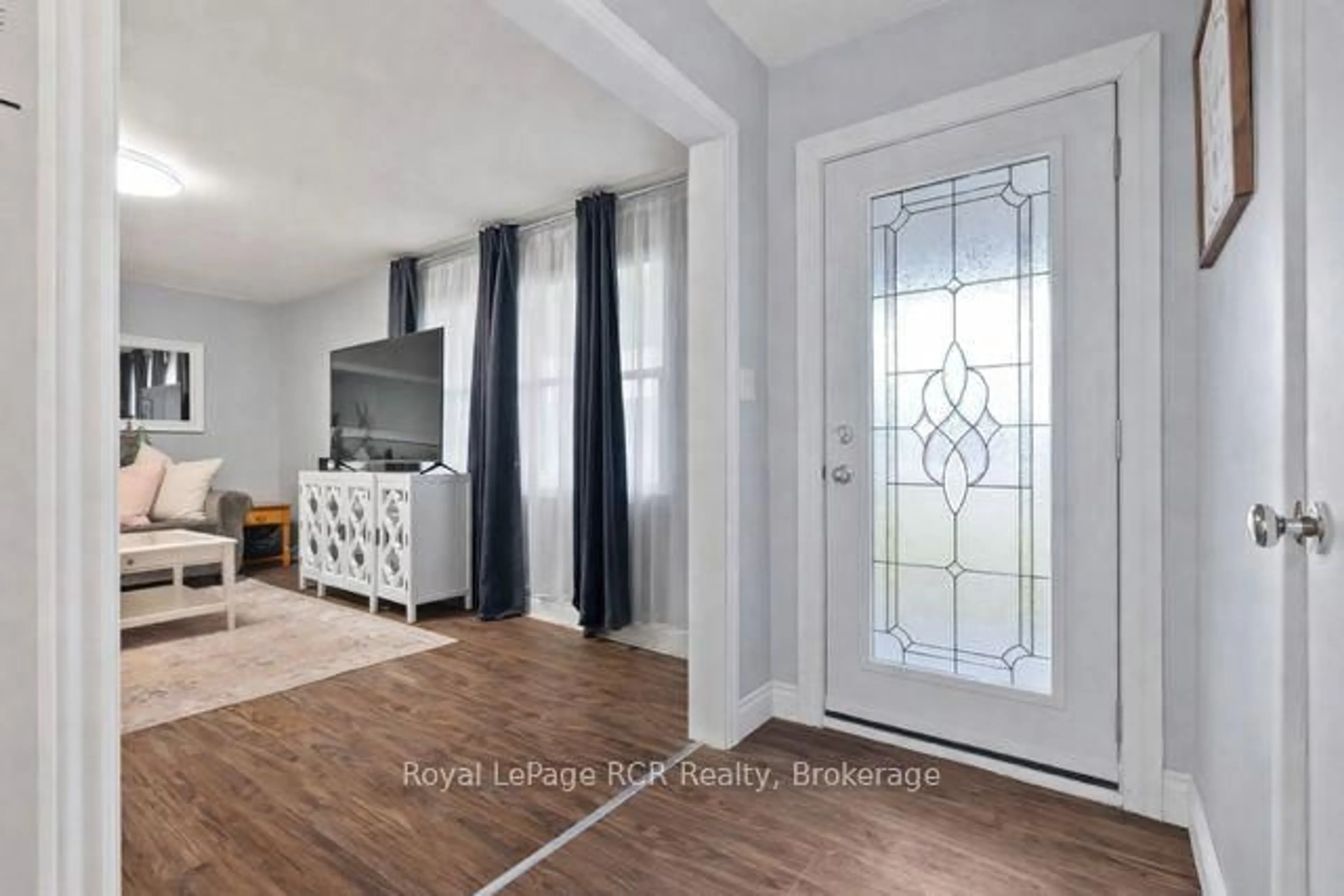 Indoor entryway for 315 2nd St, Hanover Ontario N4N 1A4