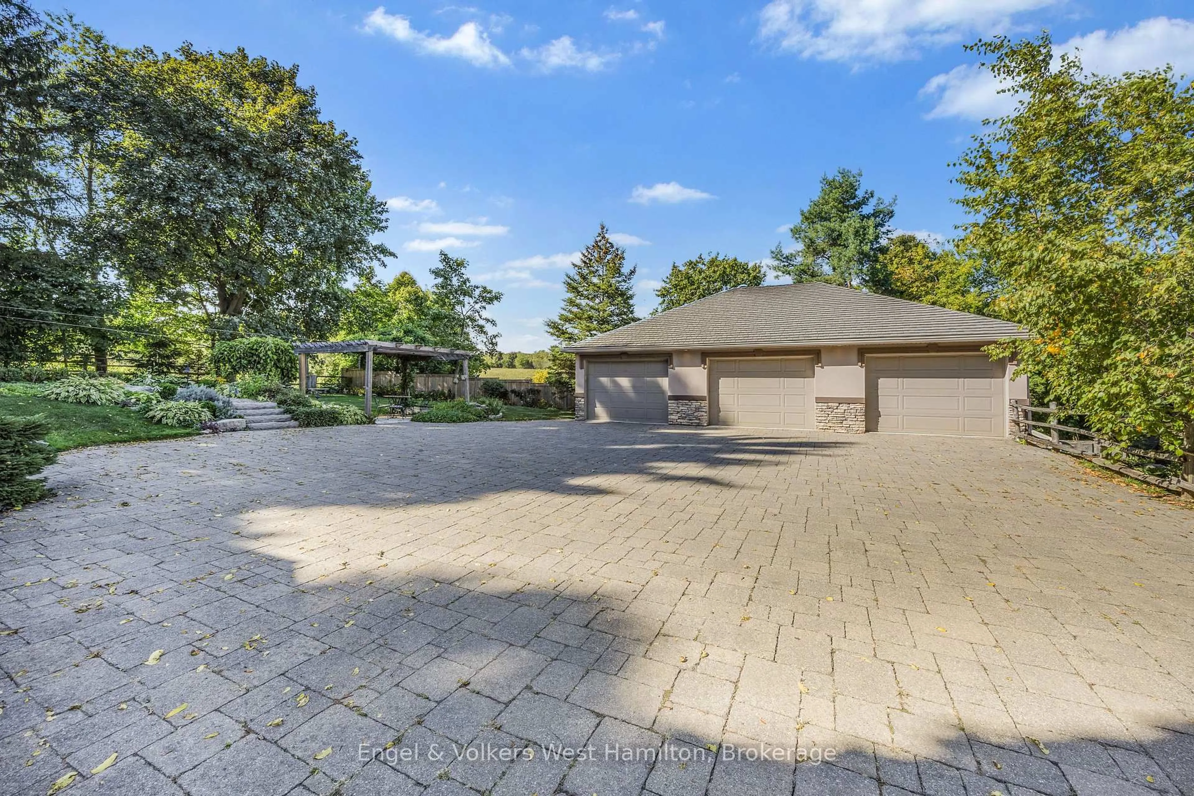 Patio, street for 94 8 Highway, Hamilton Ontario L9H 4V5