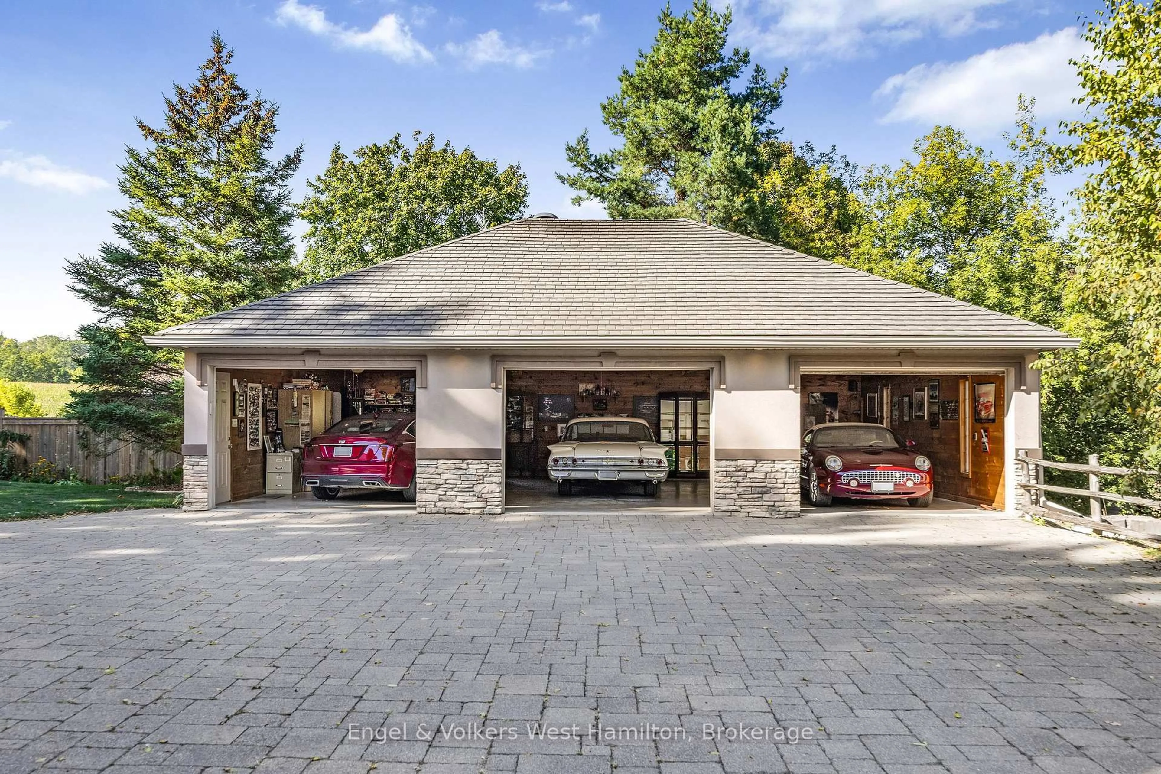 Indoor garage for 94 8 Highway, Hamilton Ontario L9H 4V5