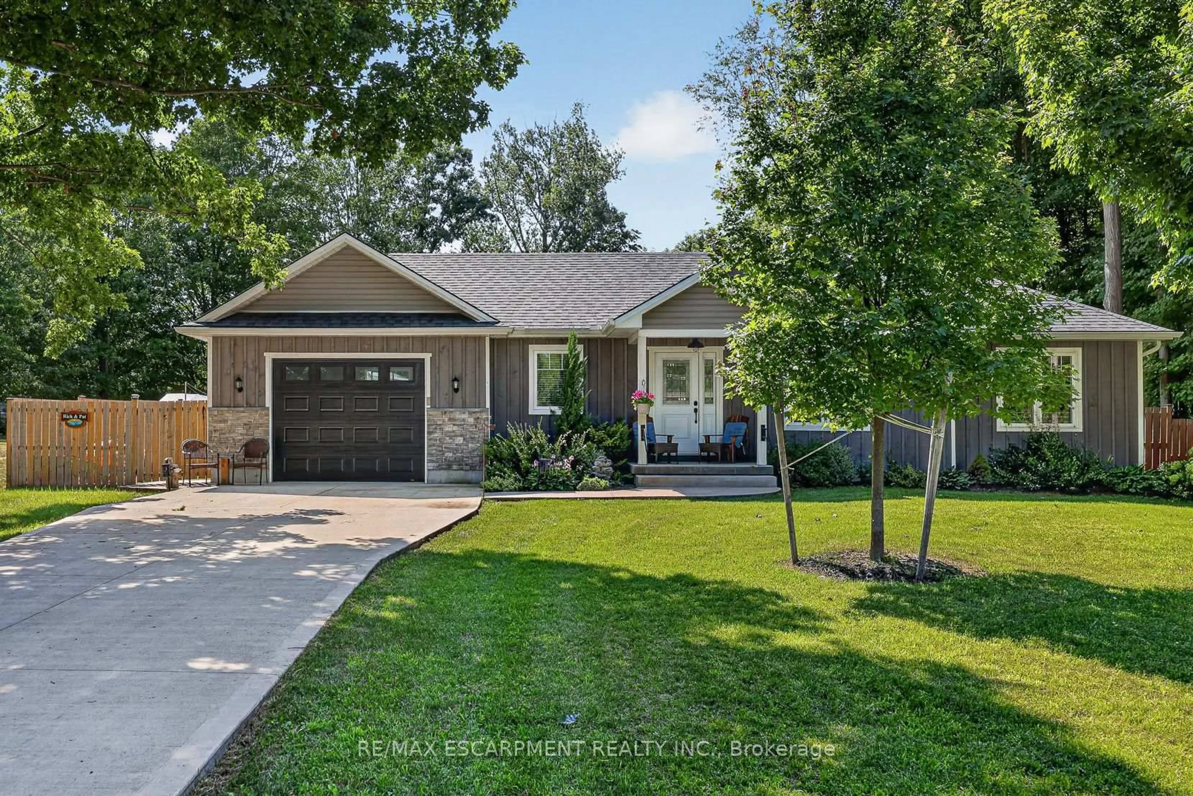 Home with vinyl exterior material, street for 729 6th Concession Rd Enr, Norfolk Ontario N0E 1C0