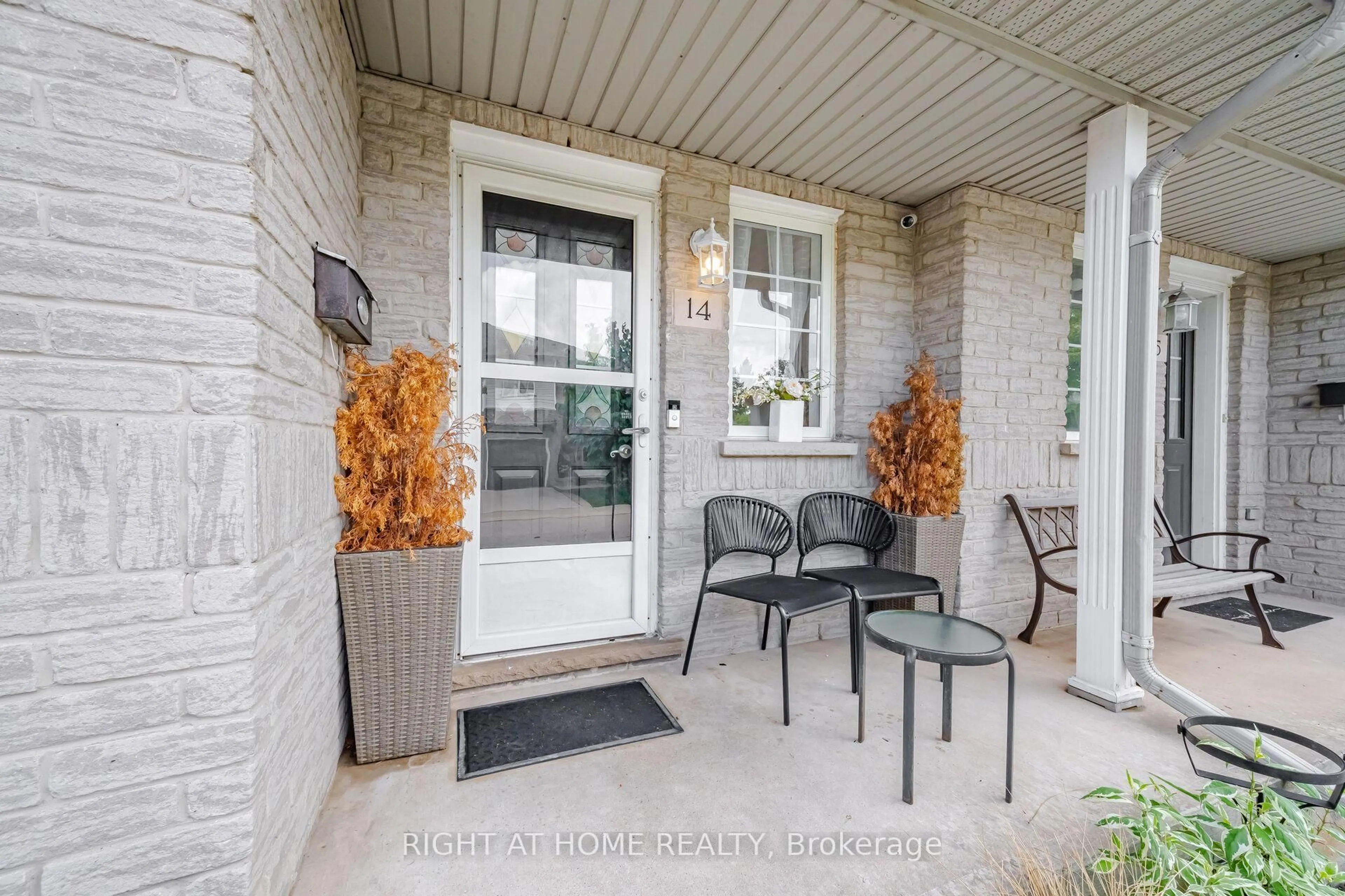 Indoor entryway for 104 Frances Ave #14, Hamilton Ontario L8E 5X3