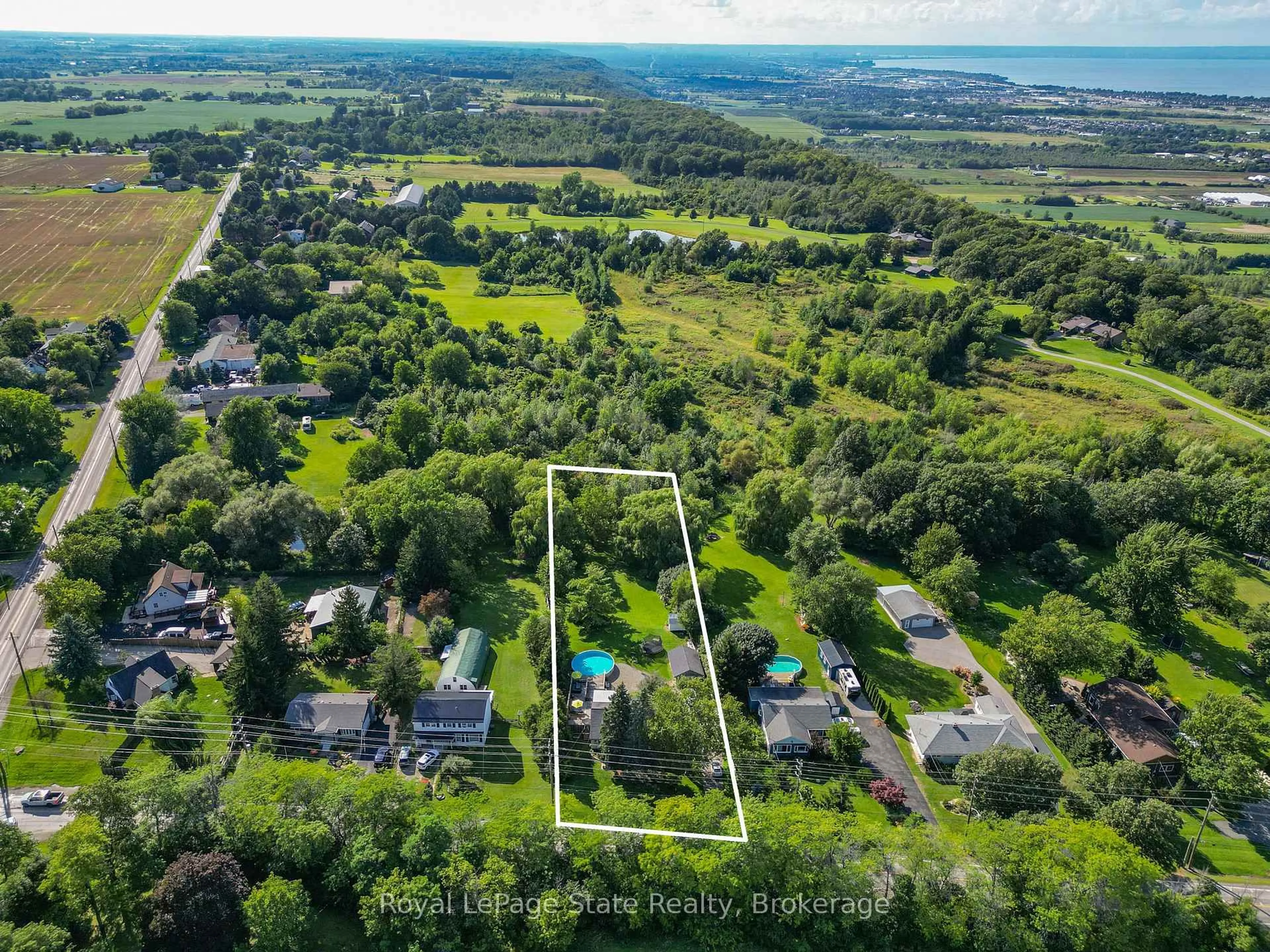 A pic from outside/outdoor area/front of a property/back of a property/a pic from drone, water/lake/river/ocean view for 124 Wolverton Rd, Grimsby Ontario L3M 4E7