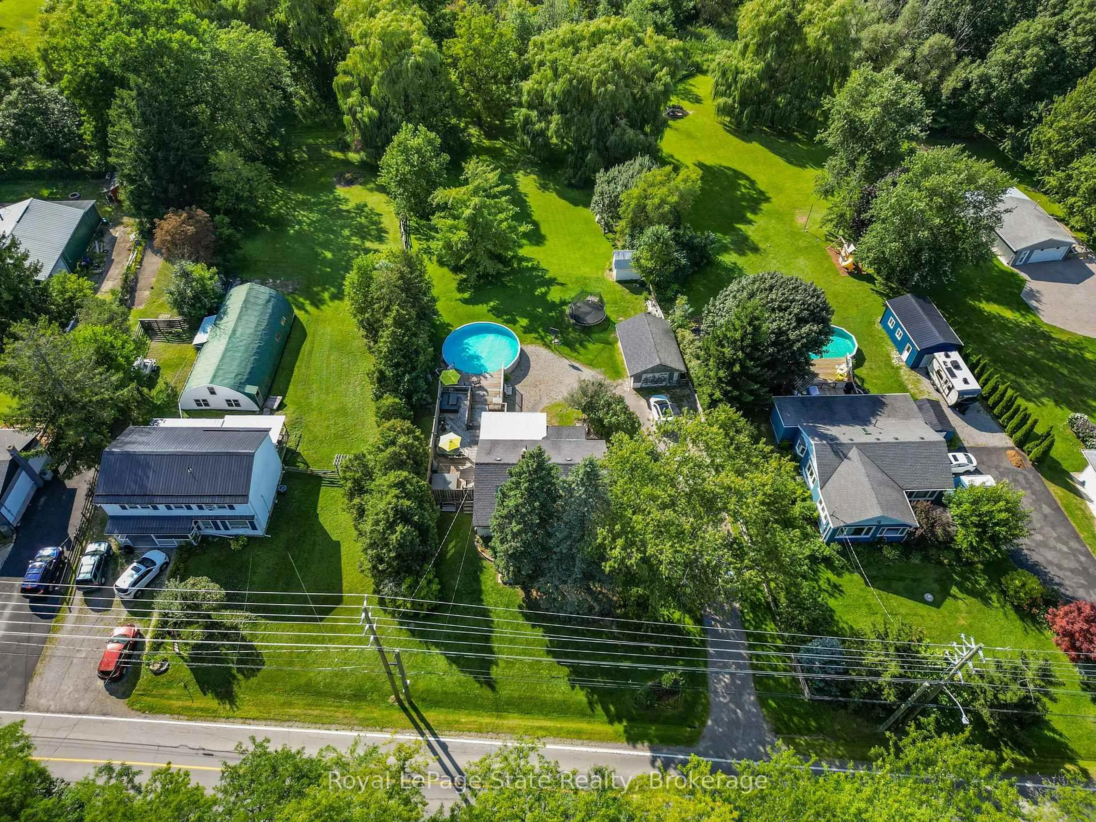 A pic from outside/outdoor area/front of a property/back of a property/a pic from drone, unknown for 124 Wolverton Rd, Grimsby Ontario L3M 4E7