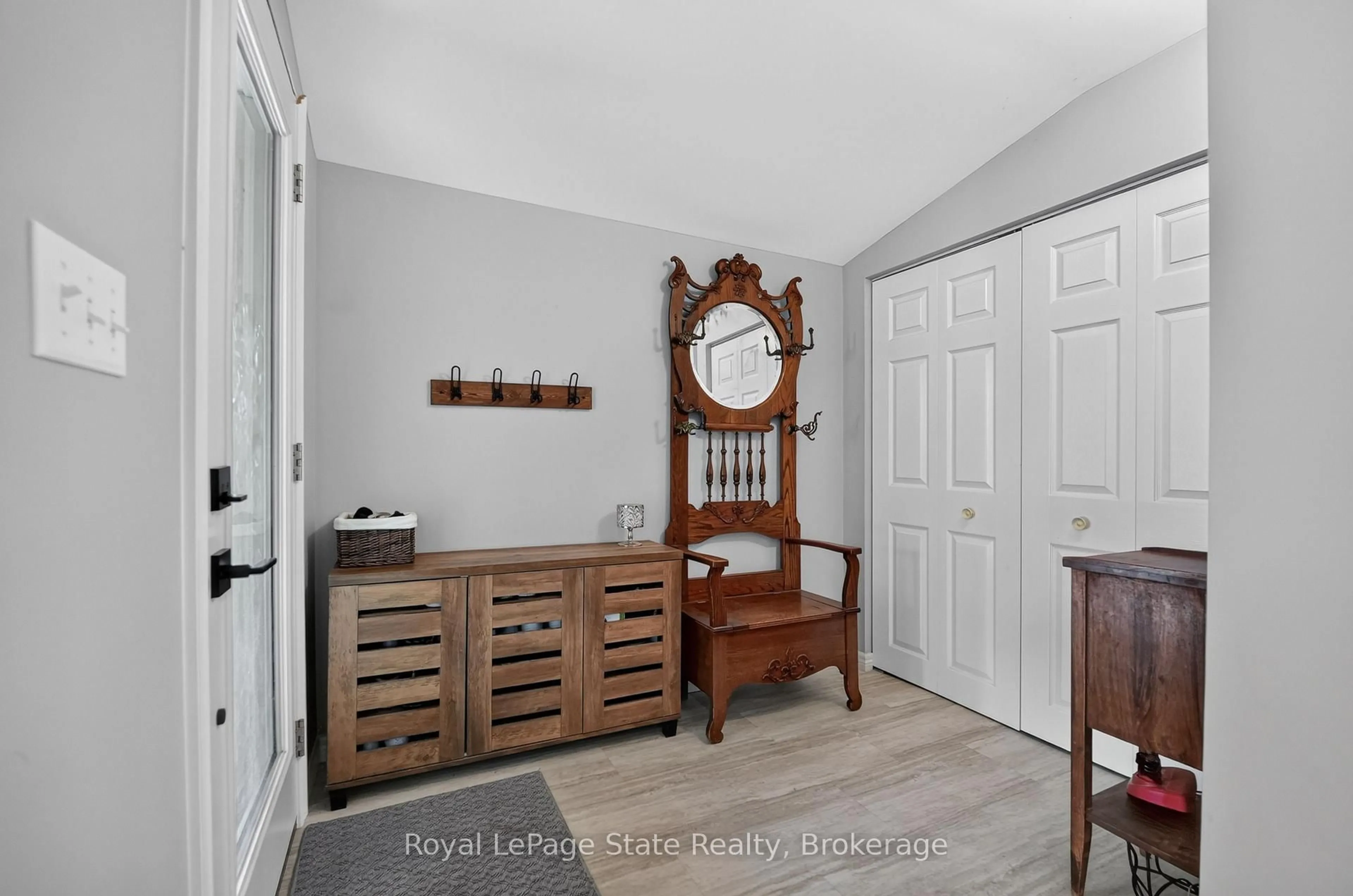 Indoor entryway for 124 Wolverton Rd, Grimsby Ontario L3M 4E7