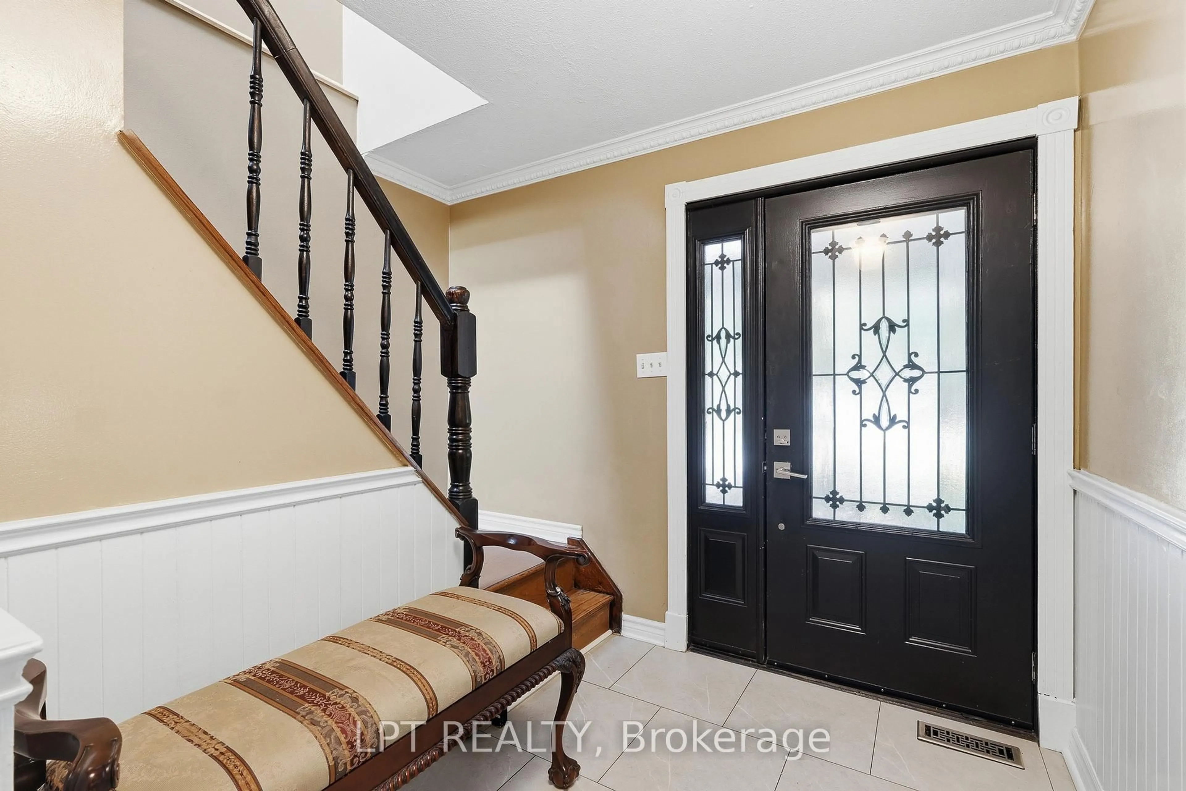 Indoor entryway for 18 Louise Cres, Russell Ontario K0A 1W0