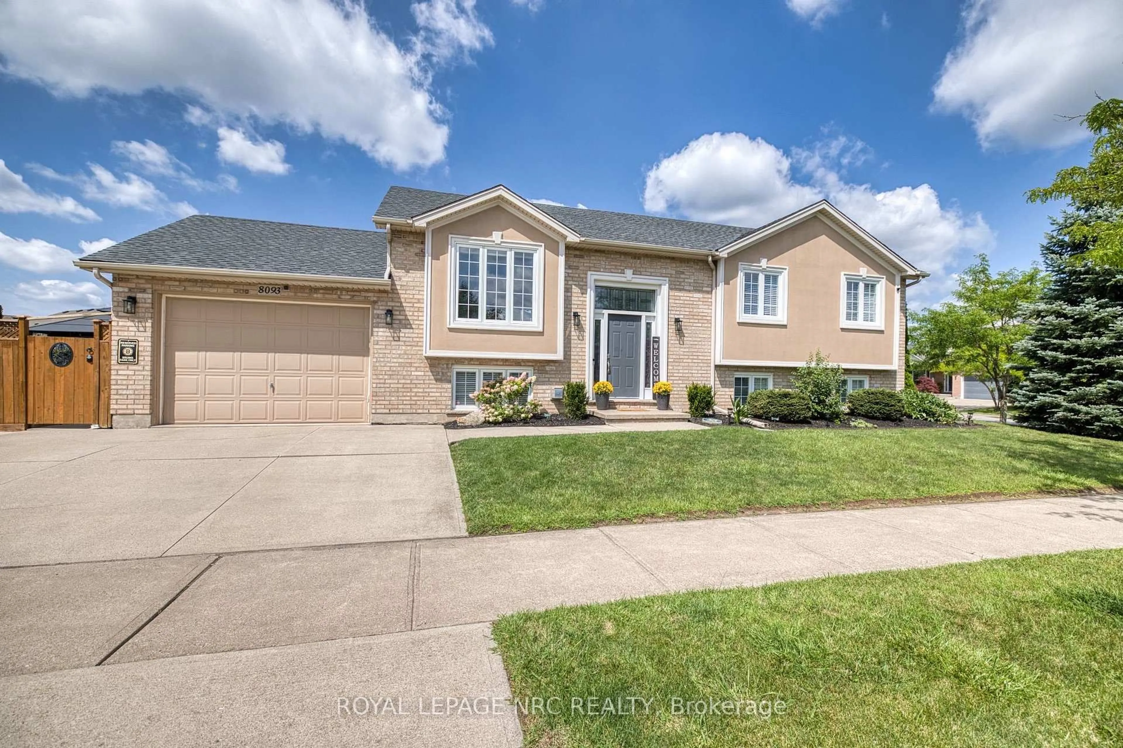 Home with vinyl exterior material, street for 8093 Beaverton Blvd, Niagara Falls Ontario L2H 3K5