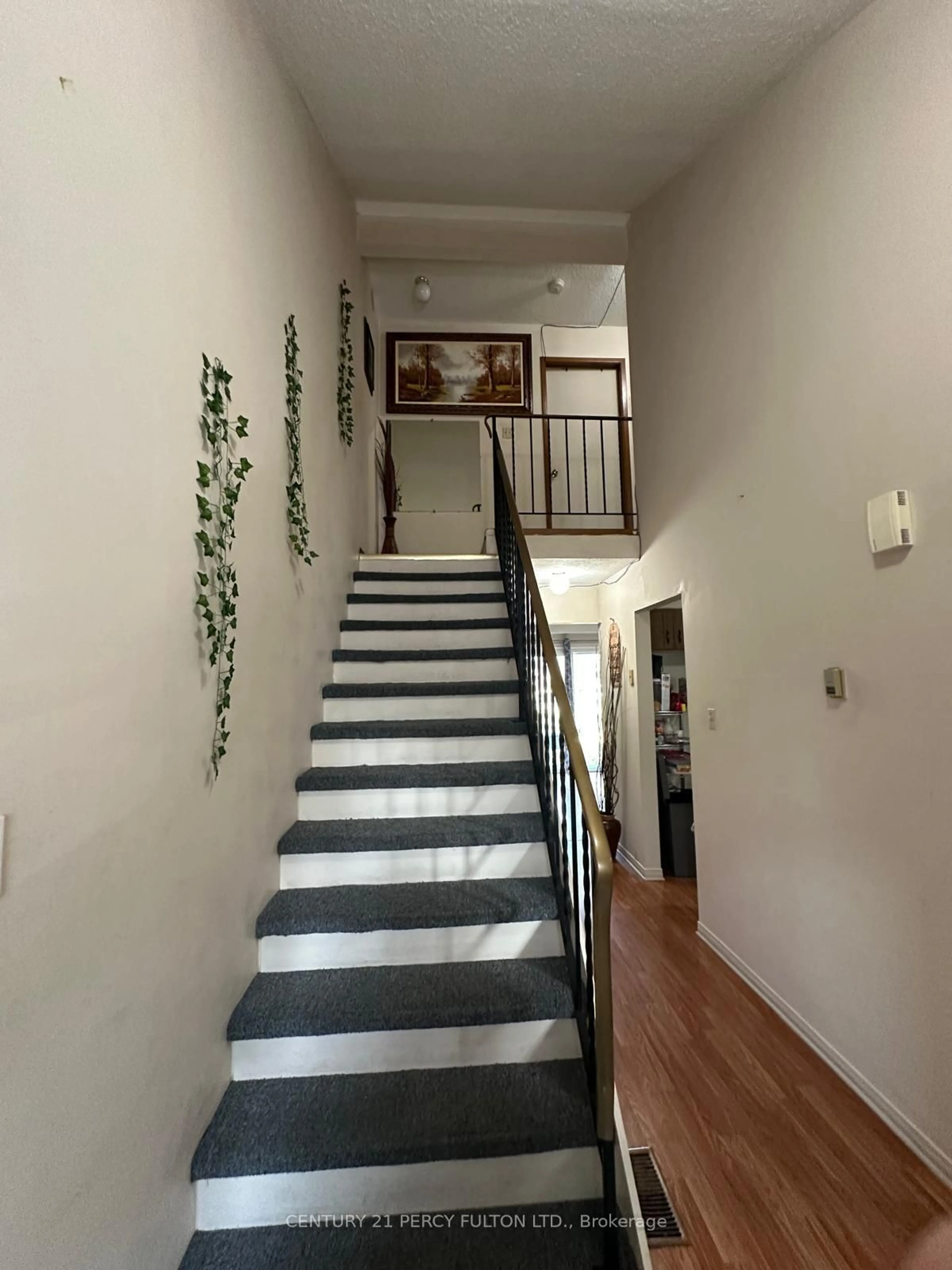 Indoor foyer for 100 Brownleigh Ave #164, Welland Ontario L3B 5V8