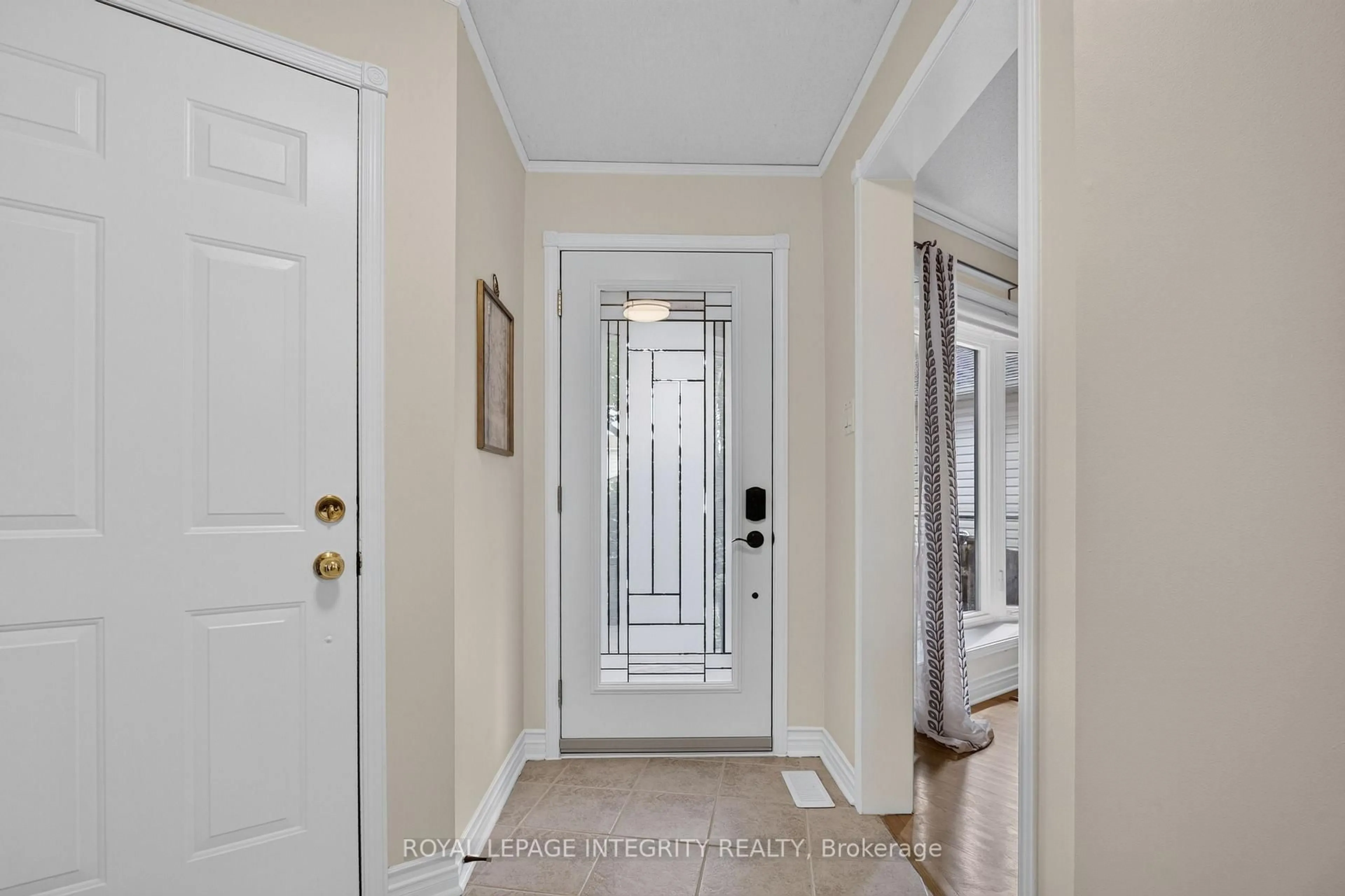 Indoor entryway for 1692 Toulouse Cres, Ottawa Ontario K1C 6K3