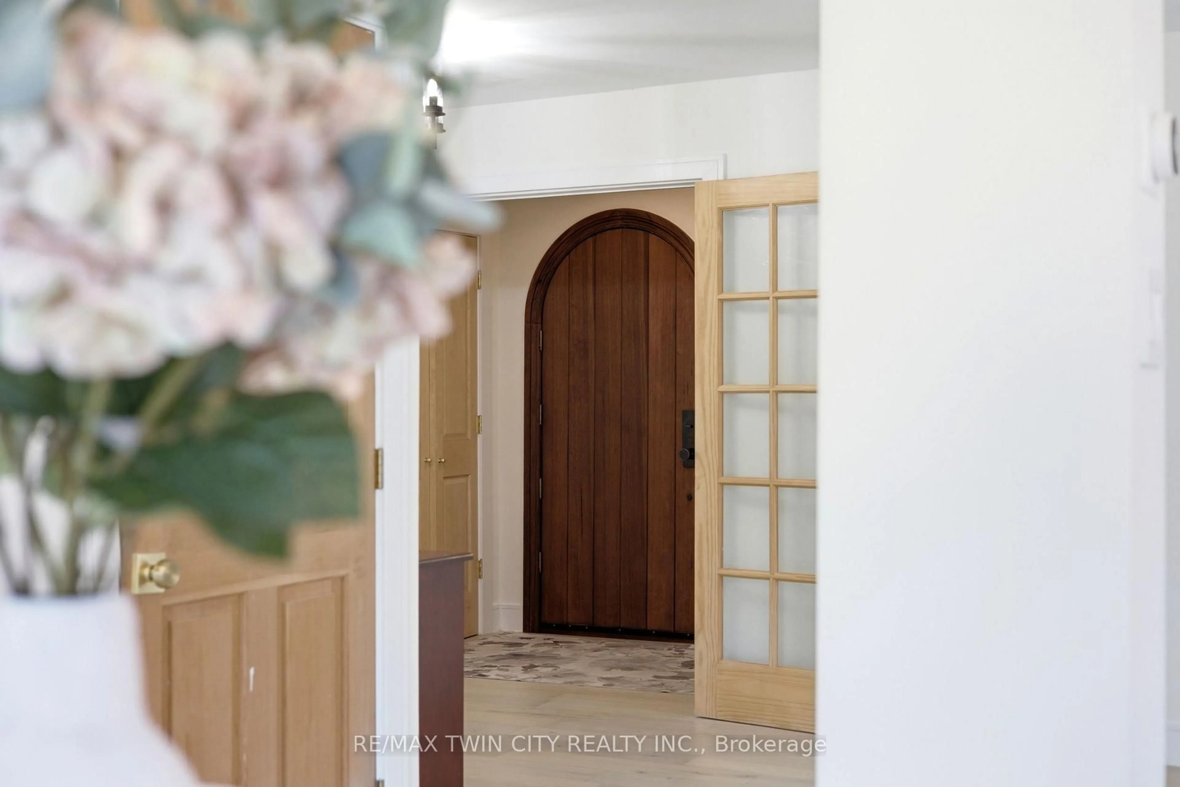 Indoor foyer for 416 Clairbrook Cres, Waterloo Ontario N2L 5V7