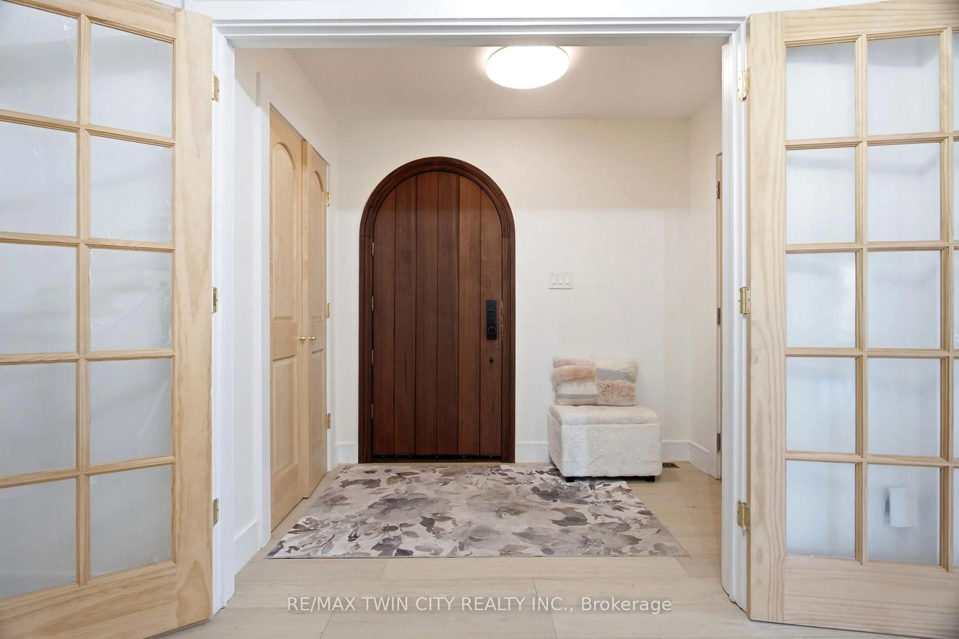 Indoor entryway for 416 Clairbrook Cres, Waterloo Ontario N2L 5V7