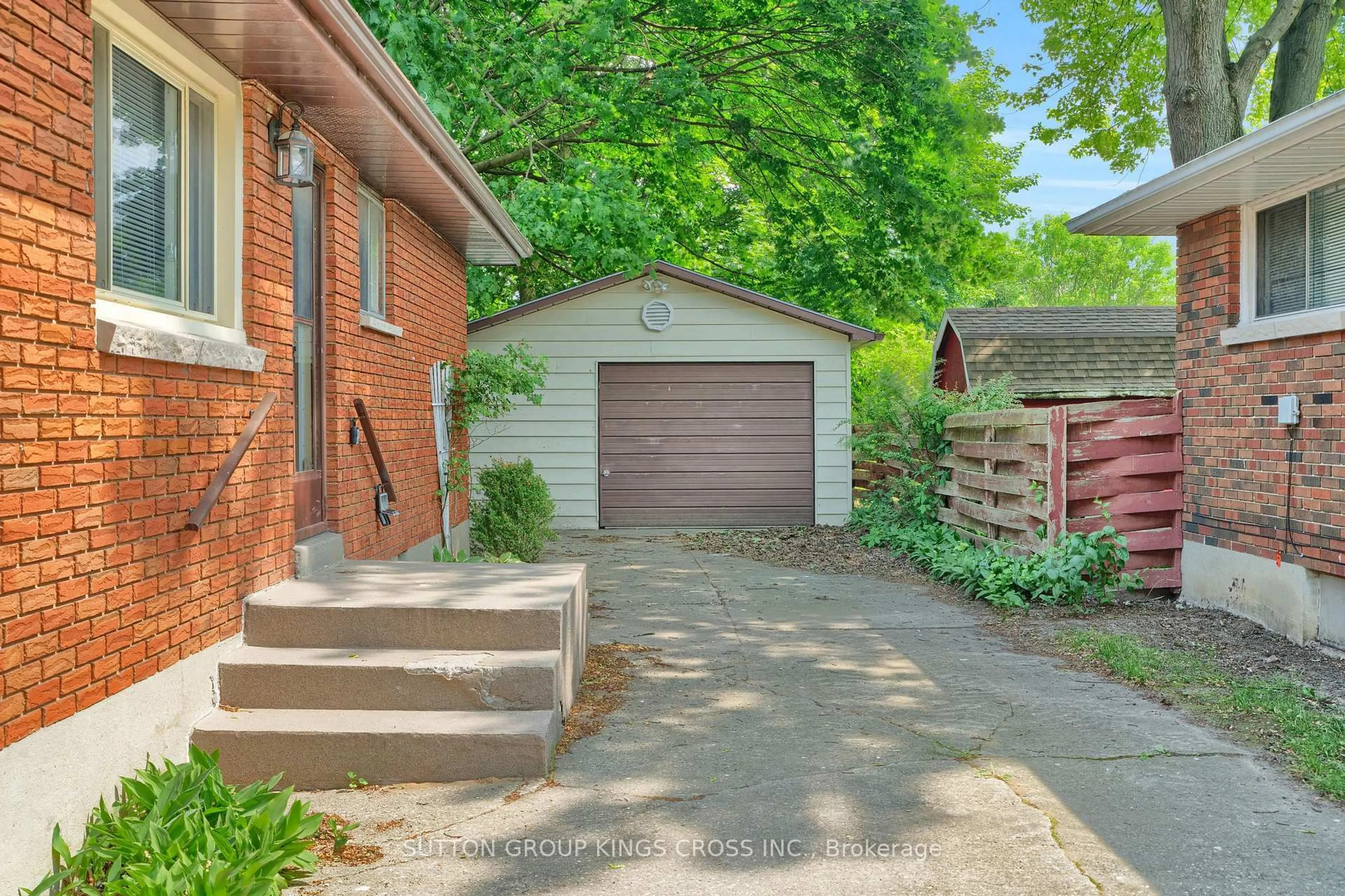 Home with brick exterior material, street for 34 Hillcrest Ave, Chatham-Kent Ontario N7M 4E7