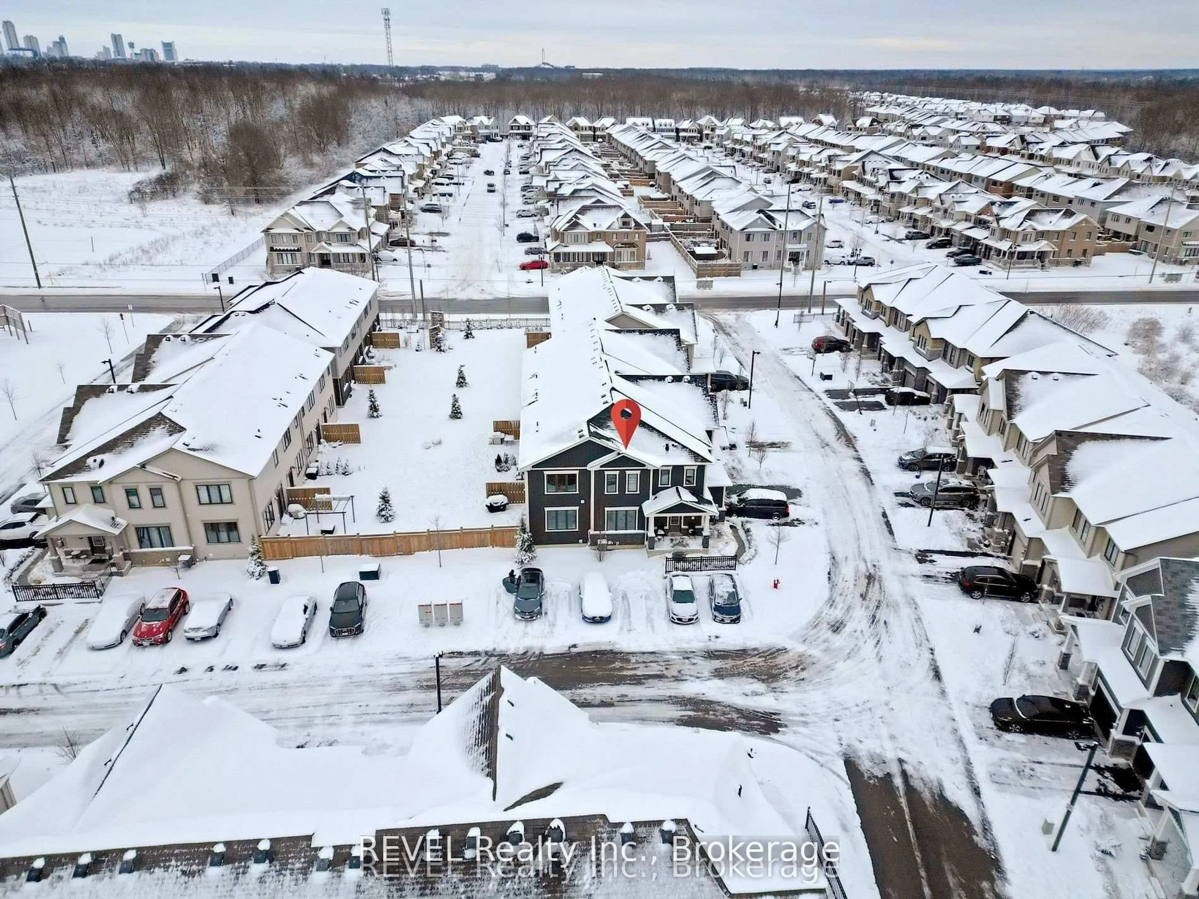 A pic from outside/outdoor area/front of a property/back of a property/a pic from drone, street for 7789 Kalar Rd #38, Niagara Falls Ontario L2H 3T8