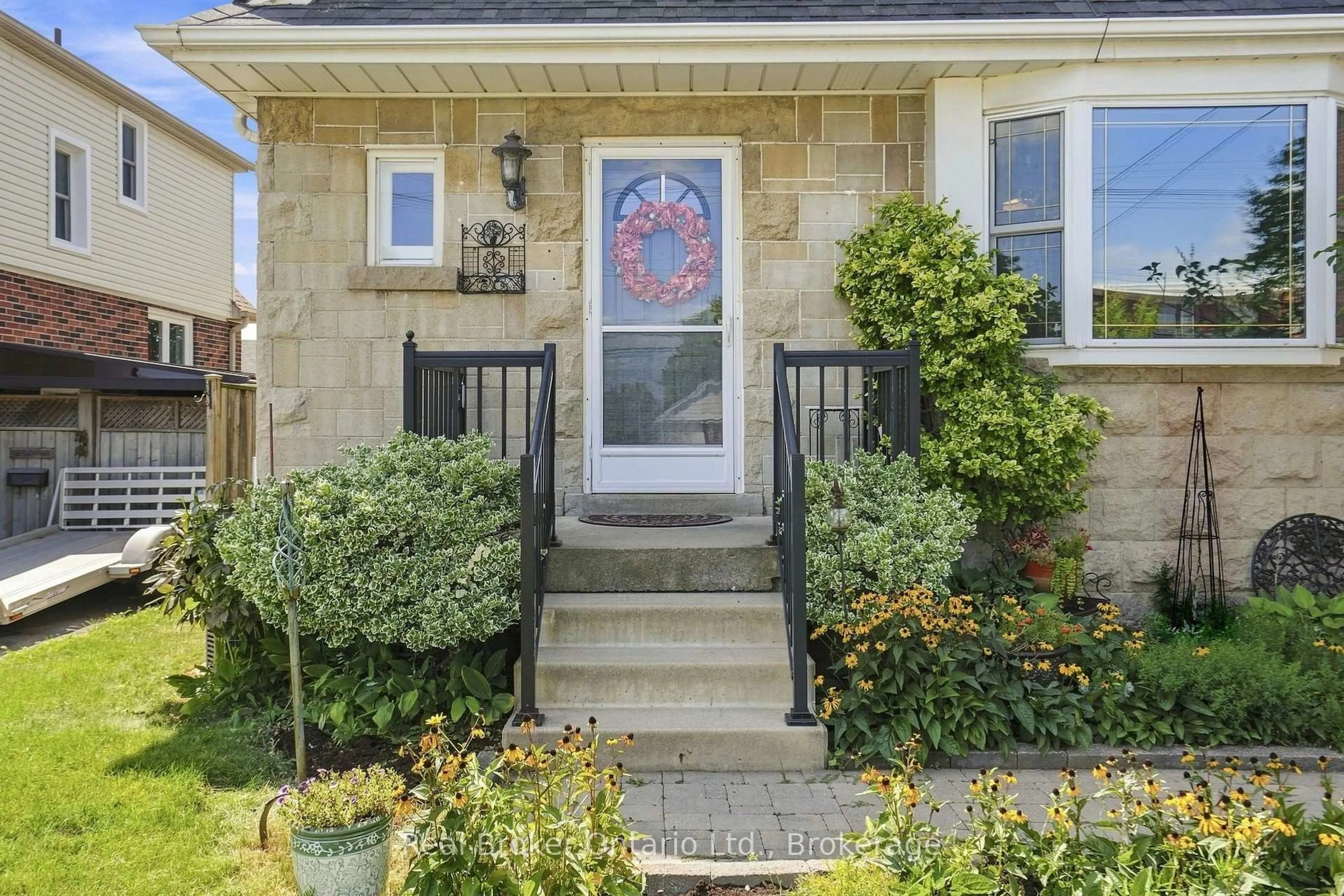 Indoor entryway for 2210 KING St, Hamilton Ontario L8K 1W6